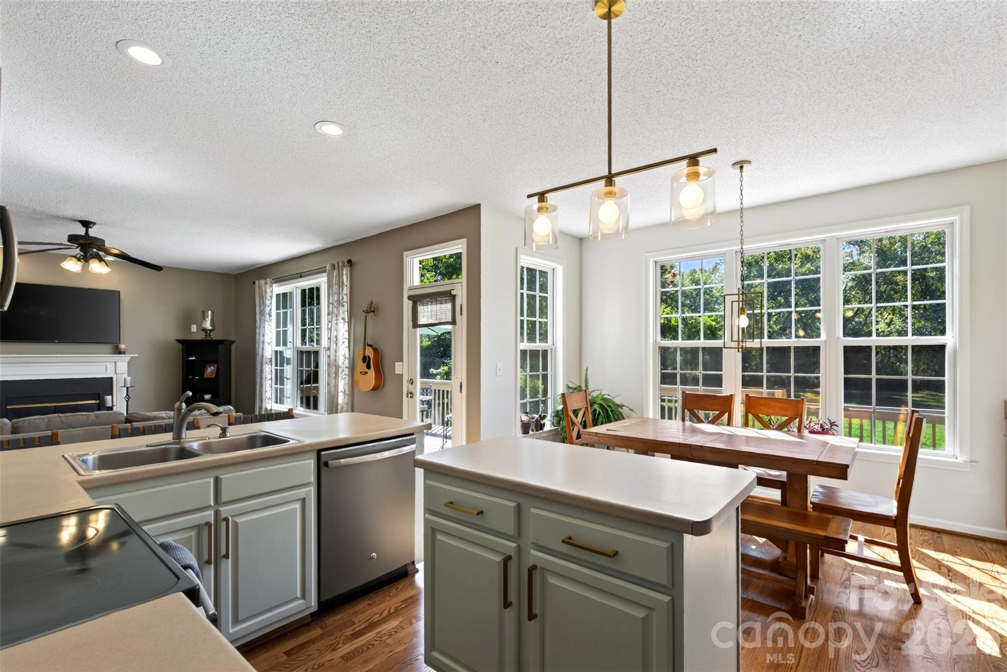 394 English Oak Road Property Photo 3