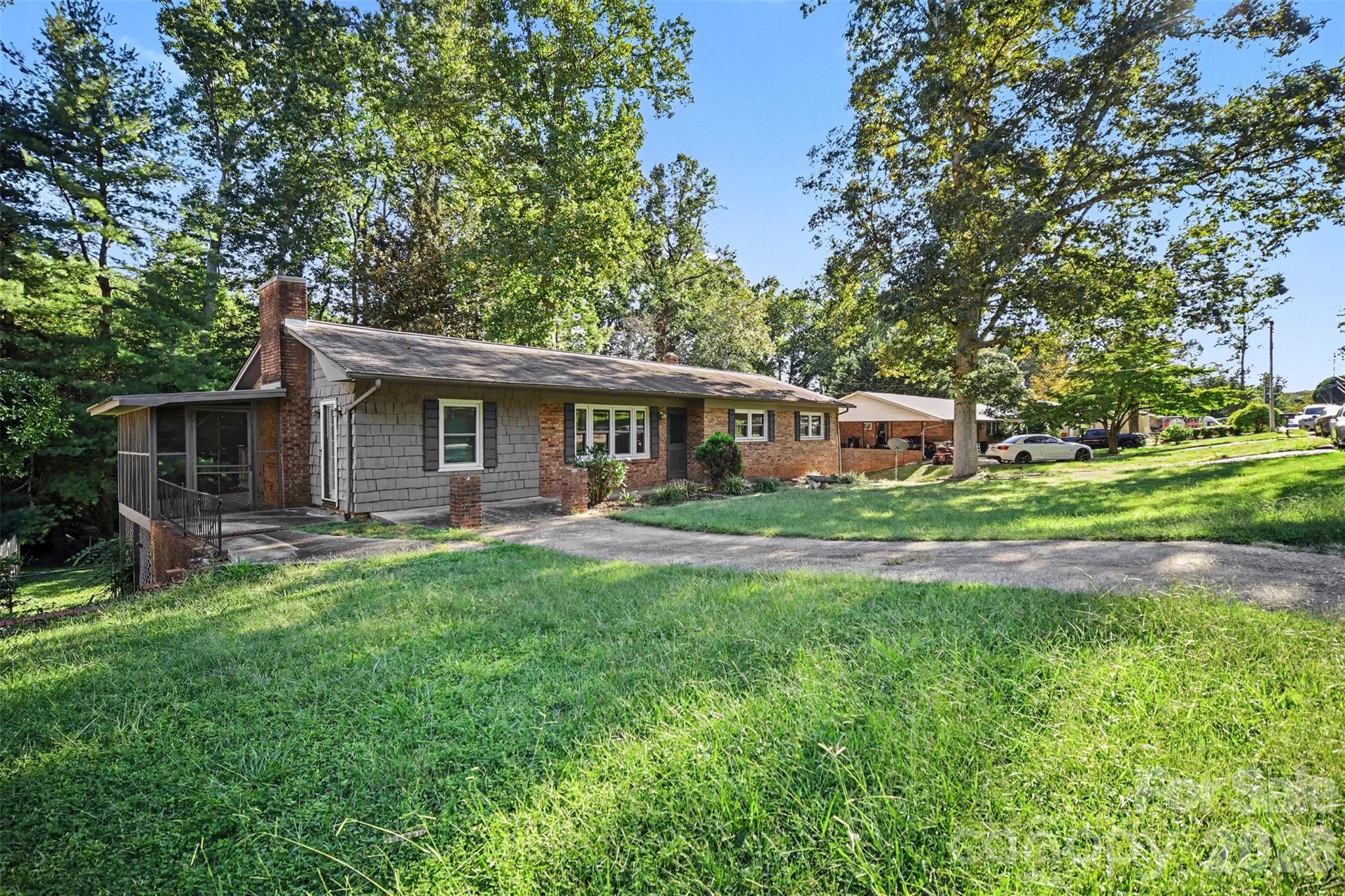 623 Westside Drive Property Photo 3