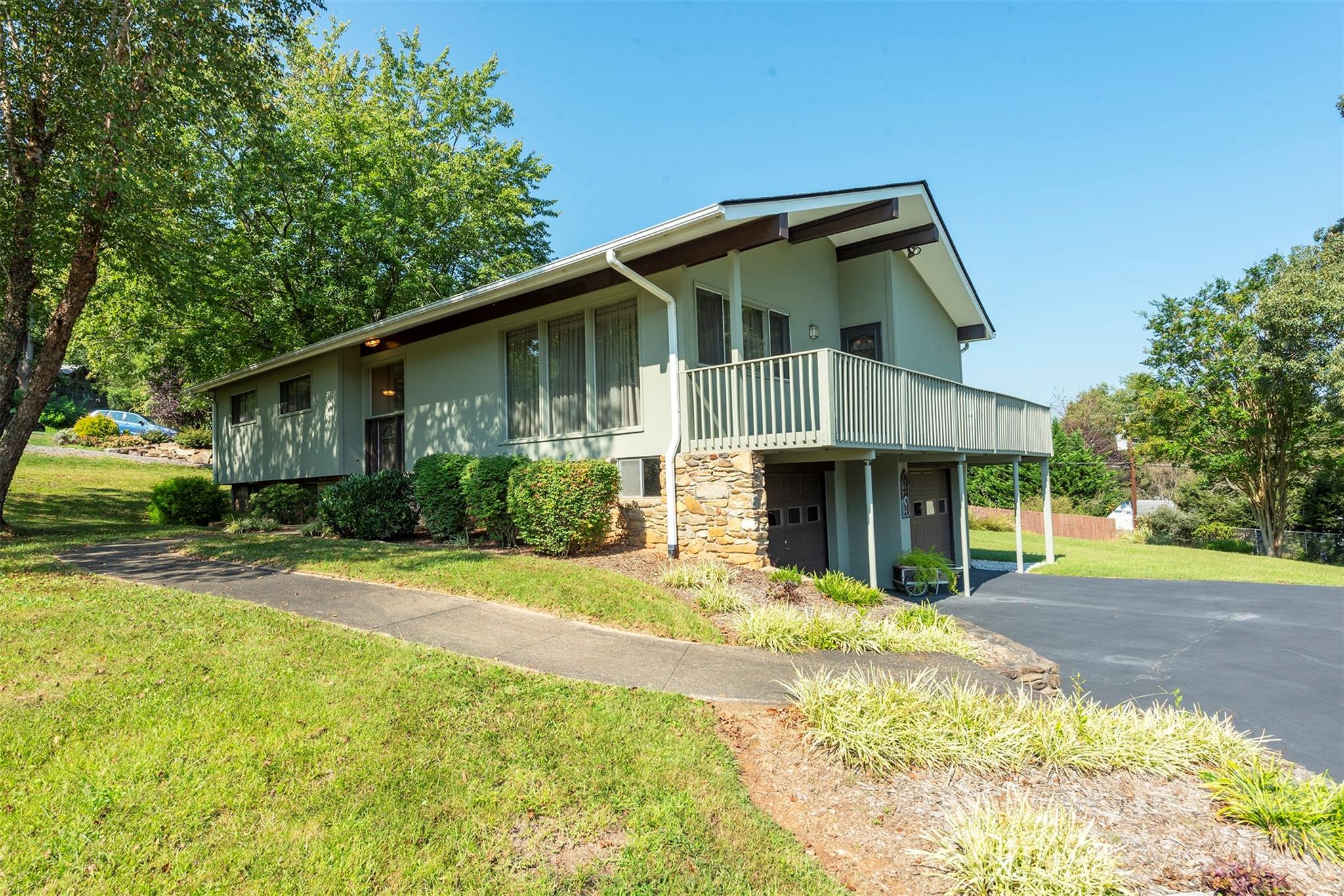 127 College Circle Property Photo 2