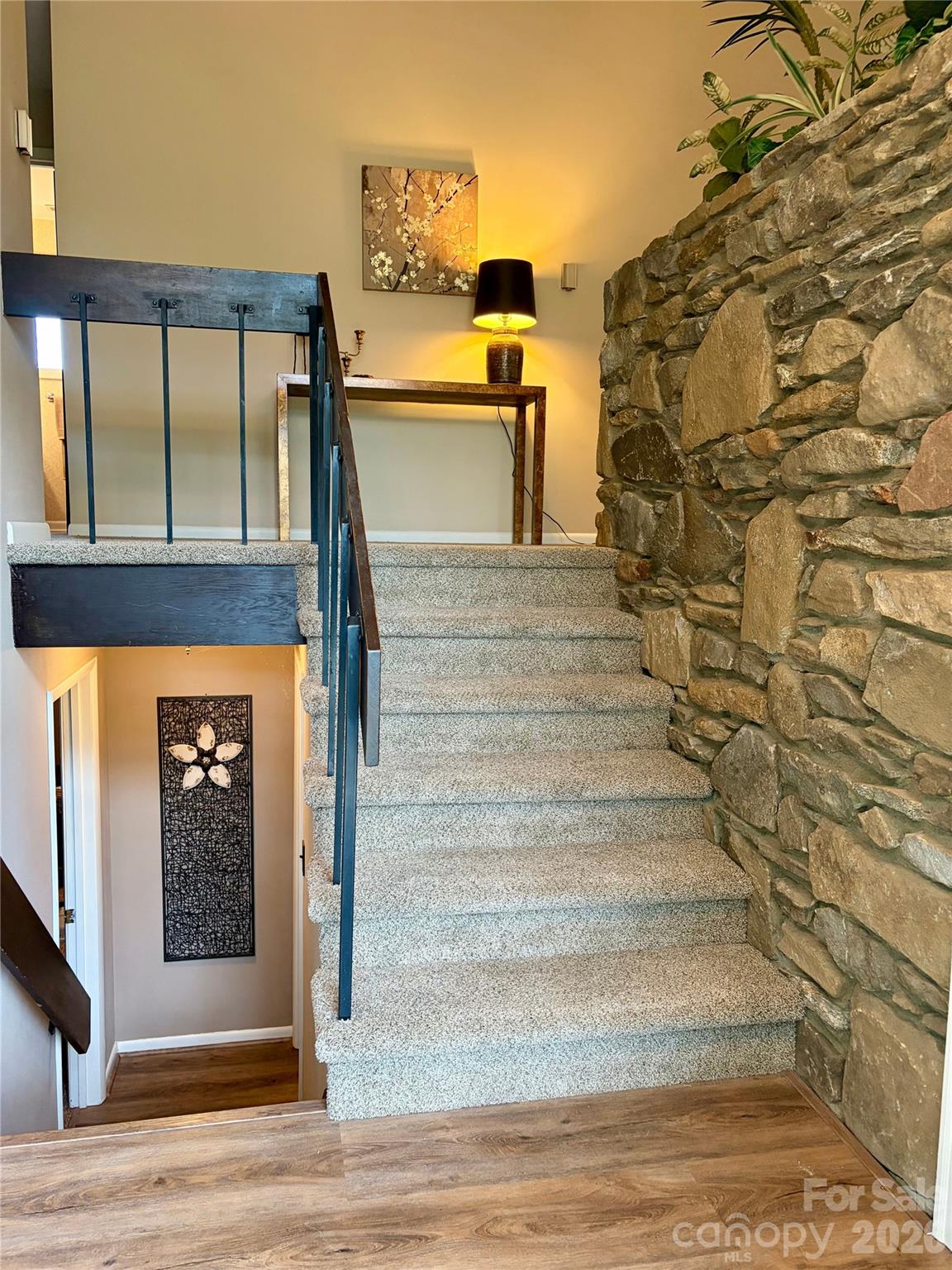 127 College Circle Property Photo 3