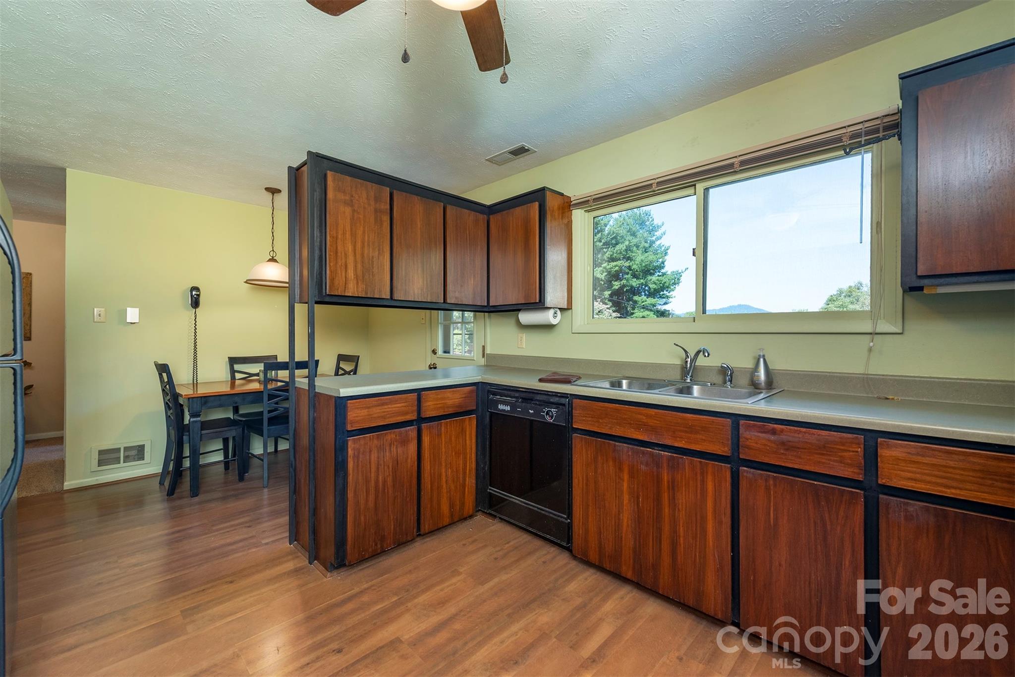 127 College Circle Property Photo 11