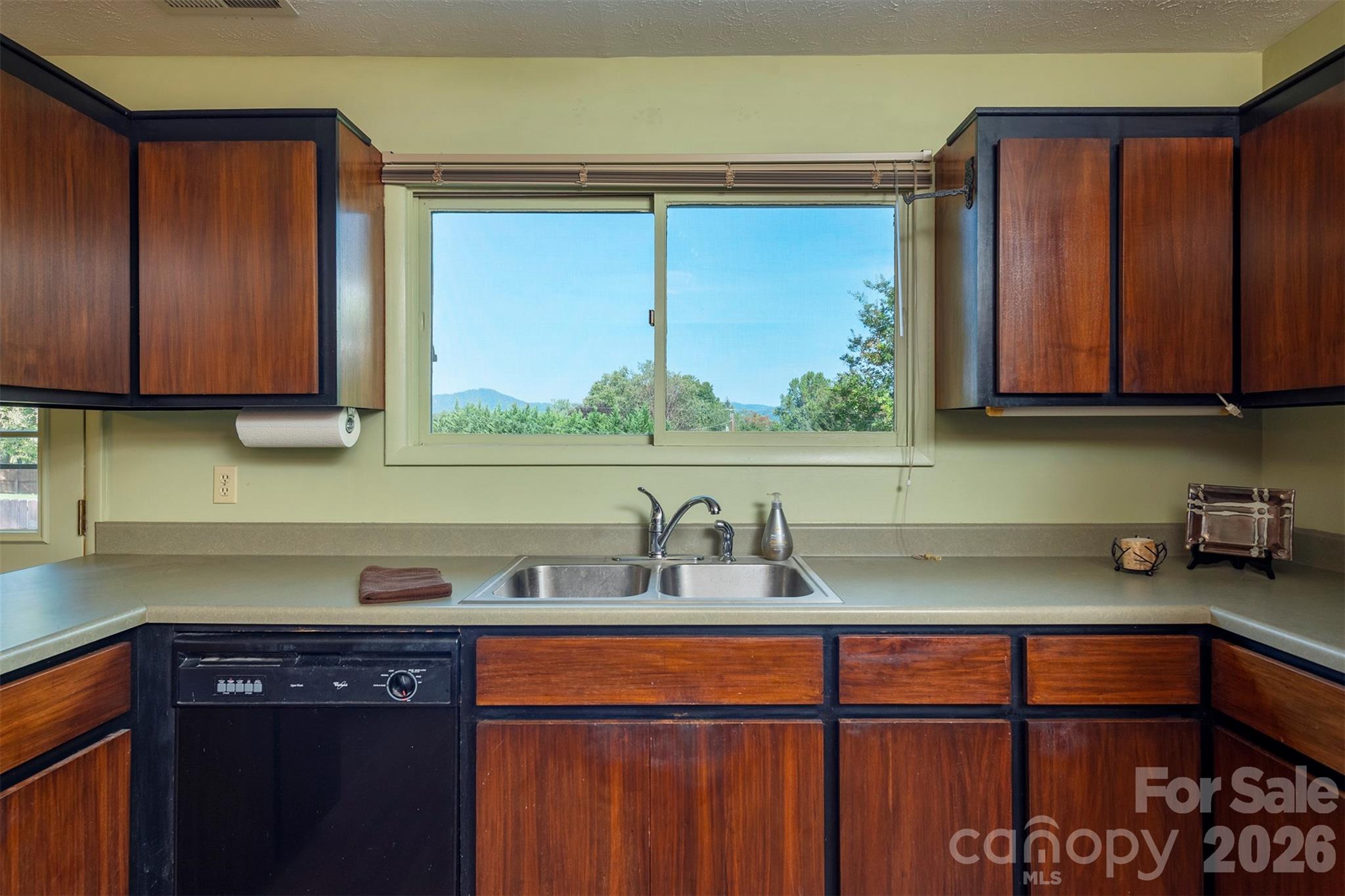 127 College Circle Property Photo 12