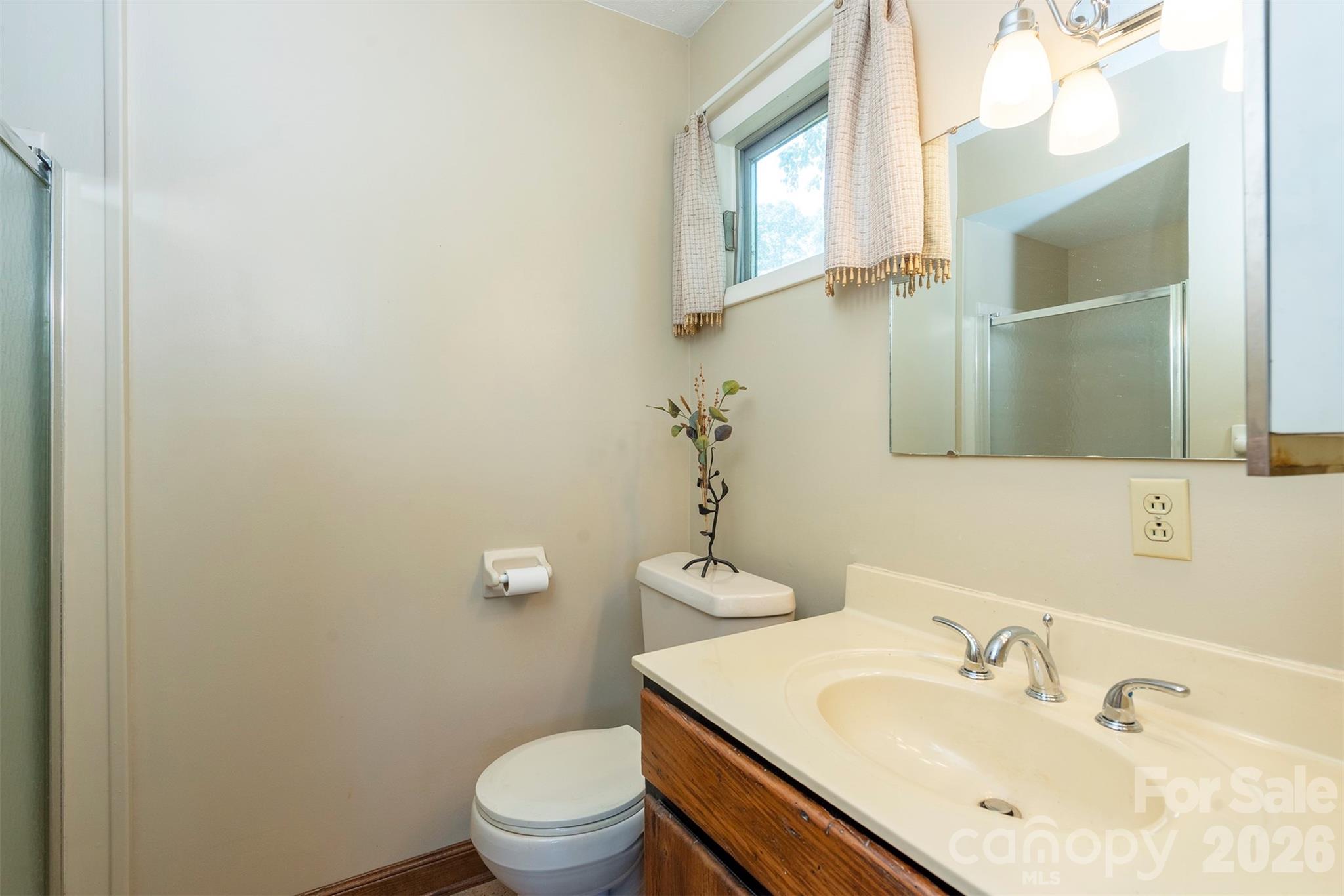 127 College Circle Property Photo 26