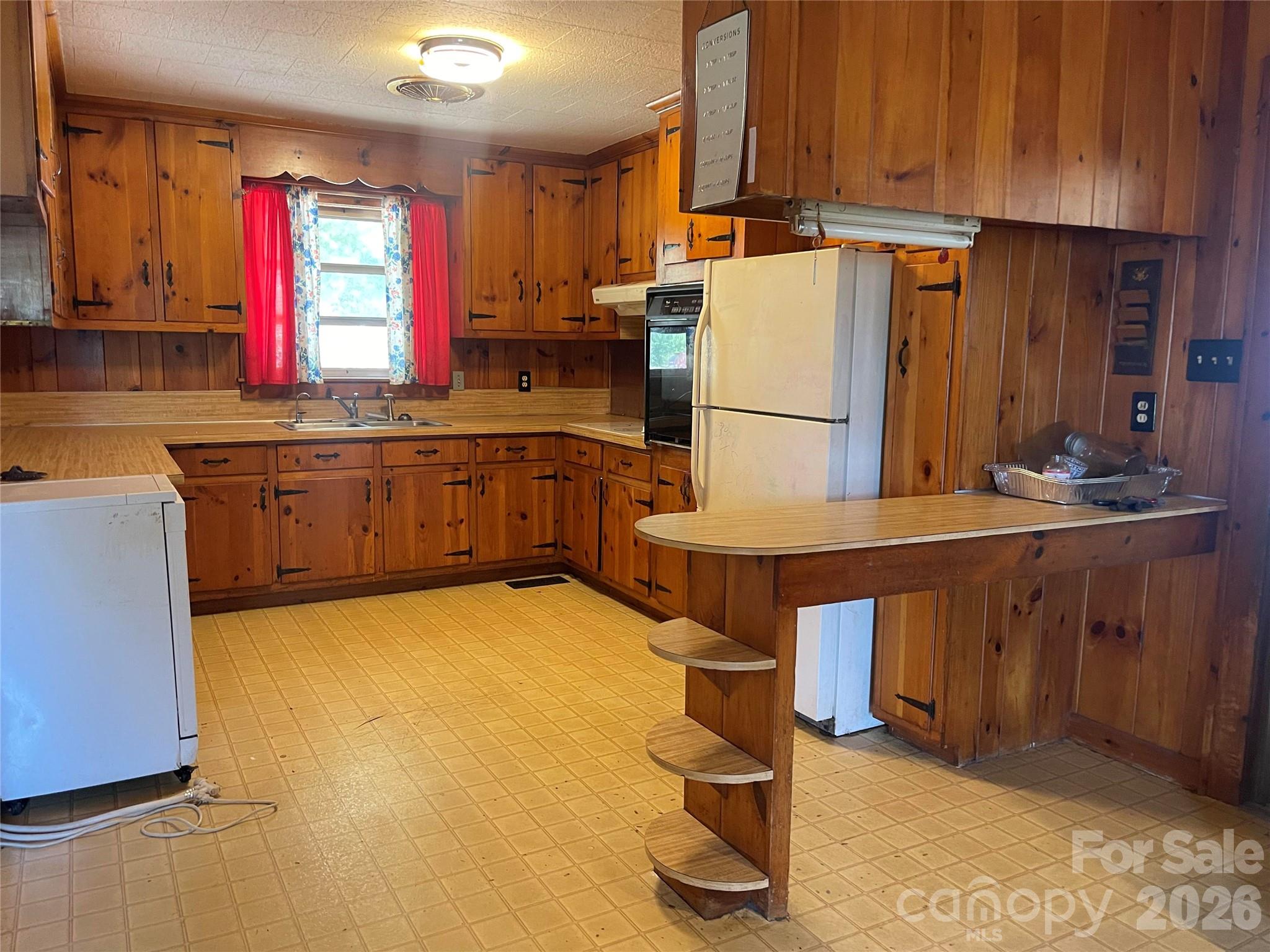 6345 Woodleaf Road Property Photo 9