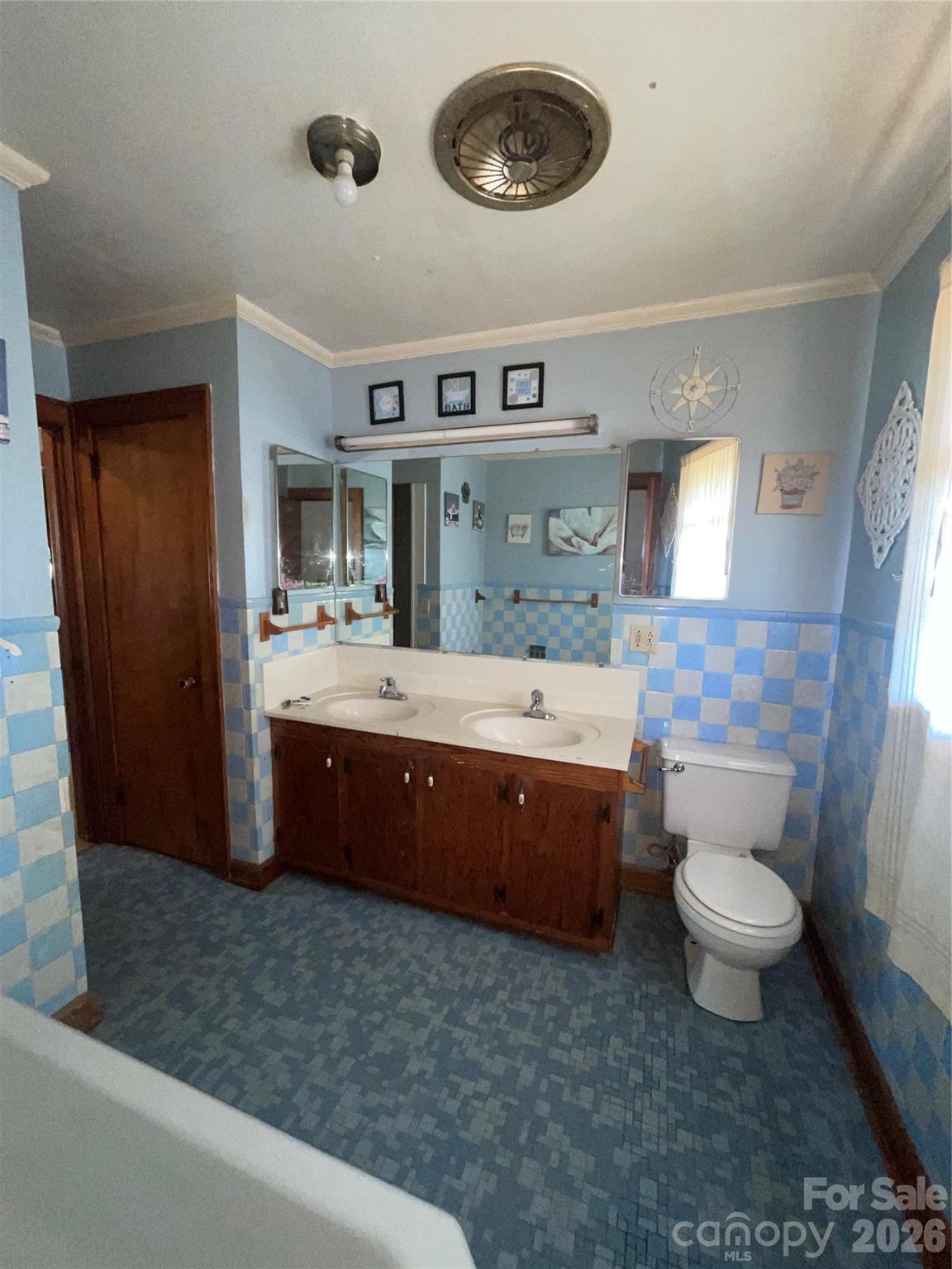6345 Woodleaf Road Property Photo 10