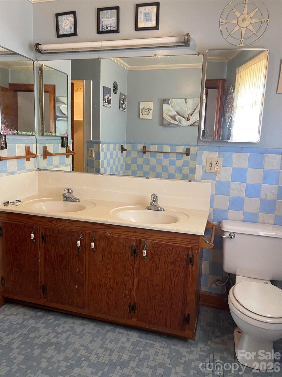 6345 Woodleaf Road Property Photo 11