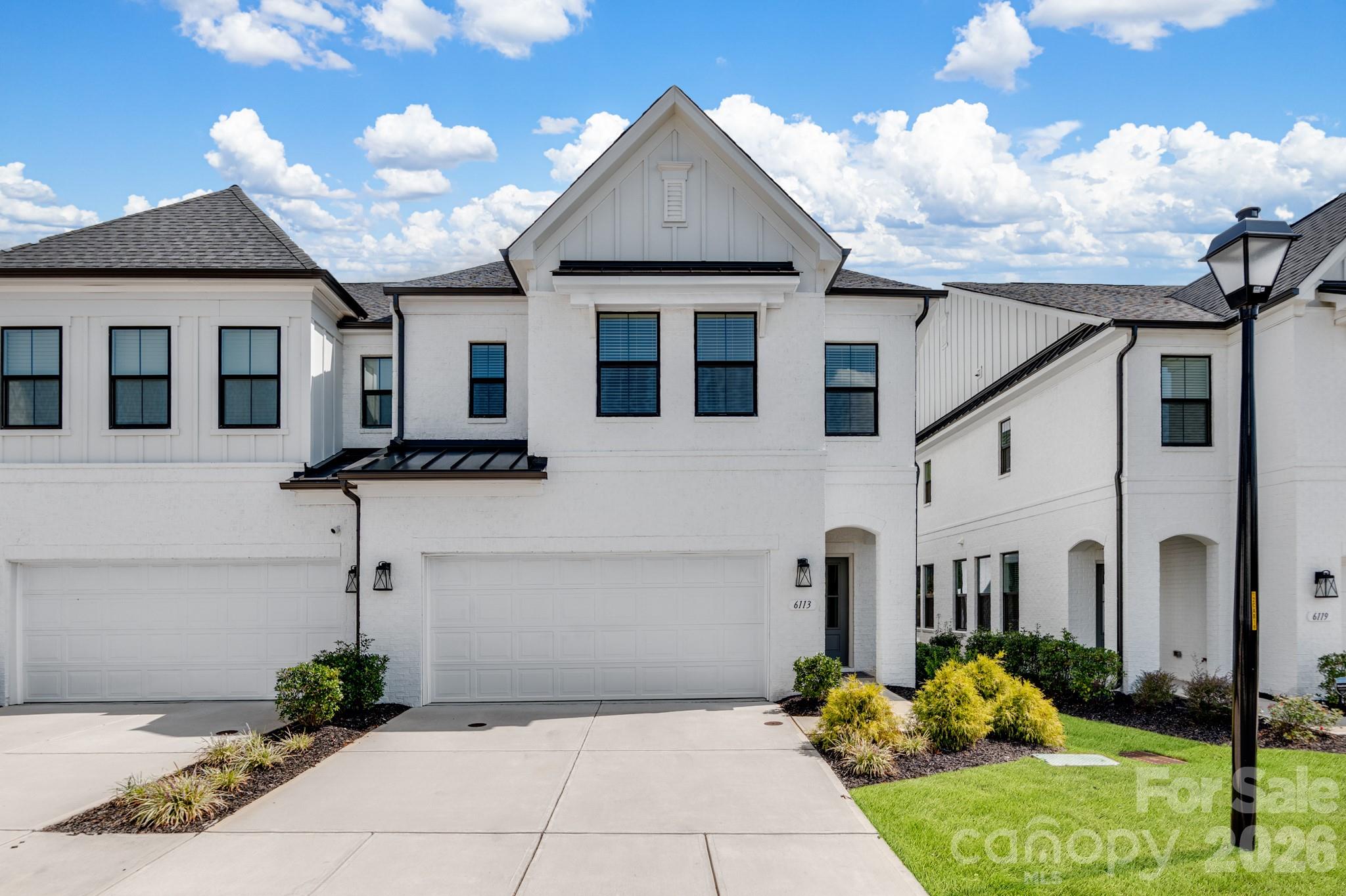 6113 Mariemont Circle Property Photo 1