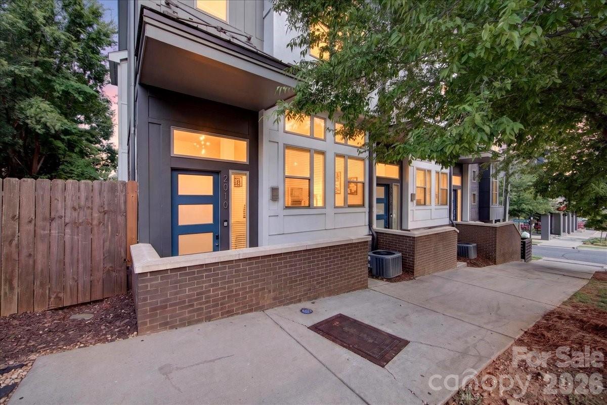 2010 Hawkins Street Property Photo 1