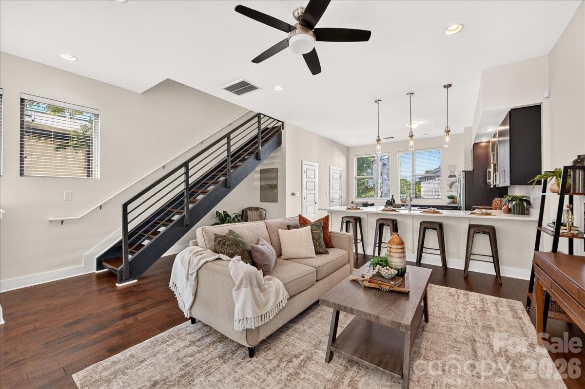 2010 Hawkins Street Property Photo 3