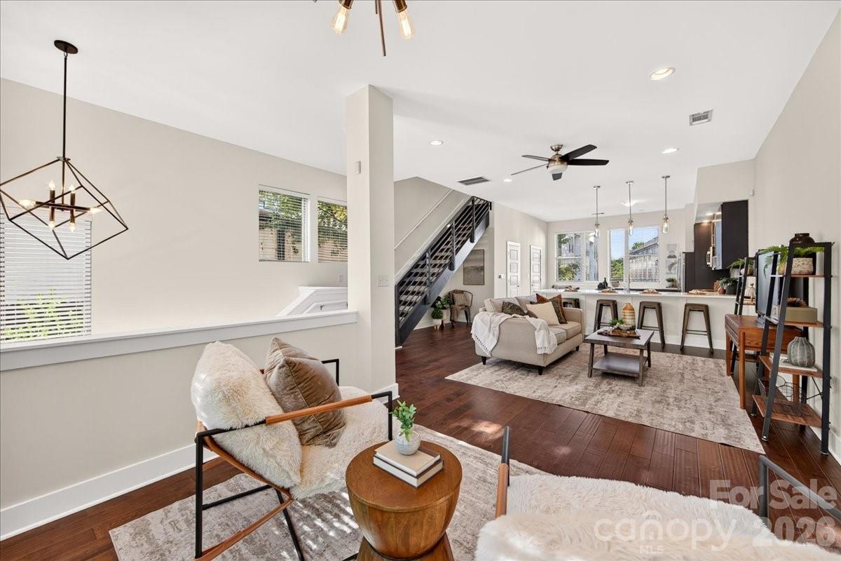 2010 Hawkins Street Property Photo 6