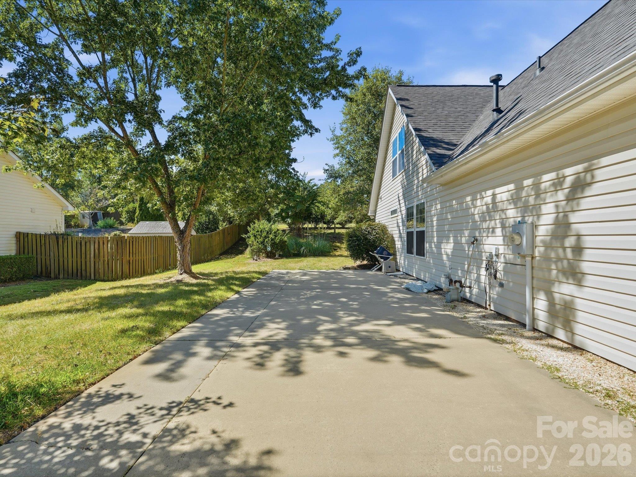 526 Kenbridge Lane Property Photo 2