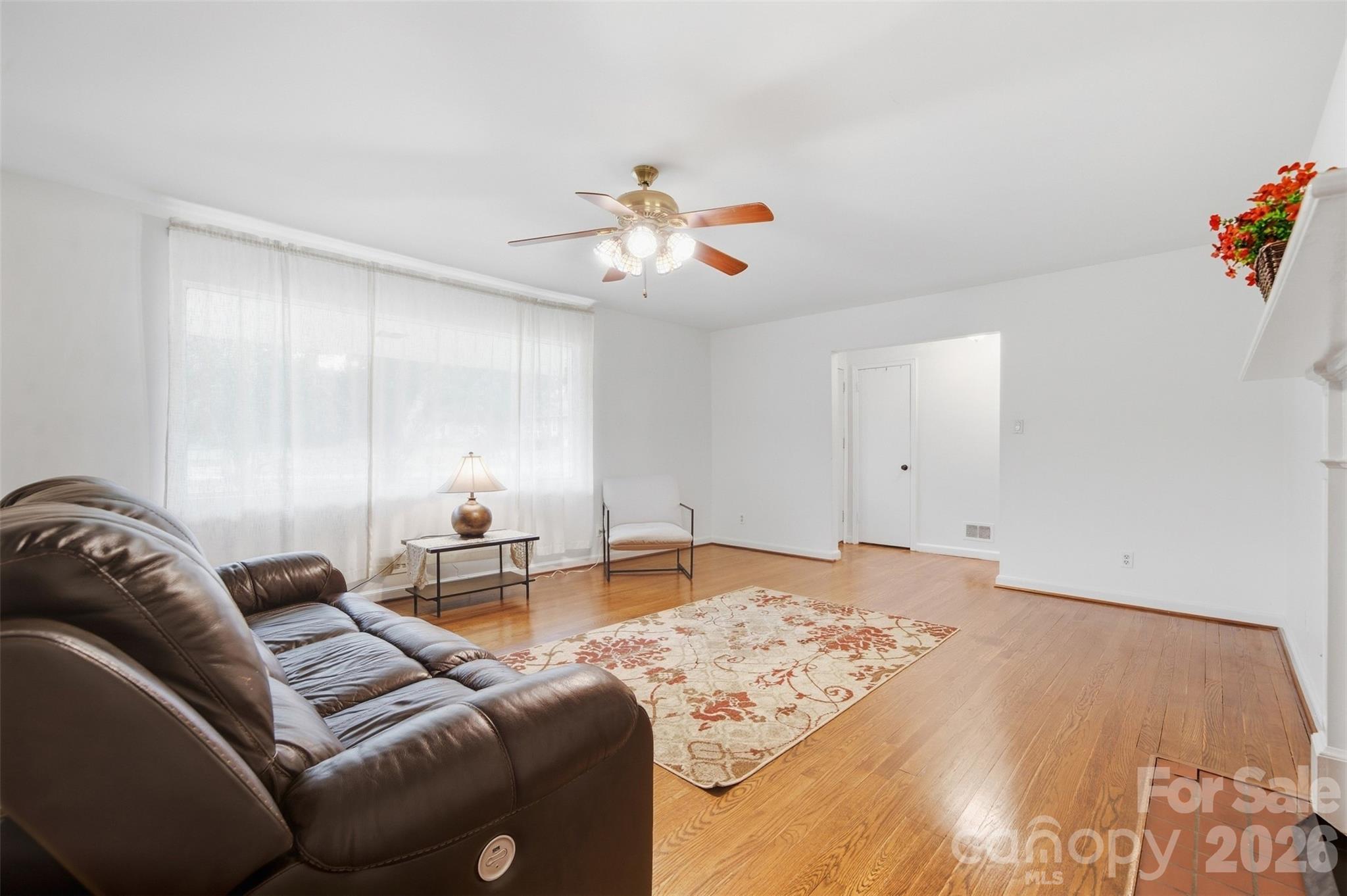 914 Springdale Lane Property Photo 4
