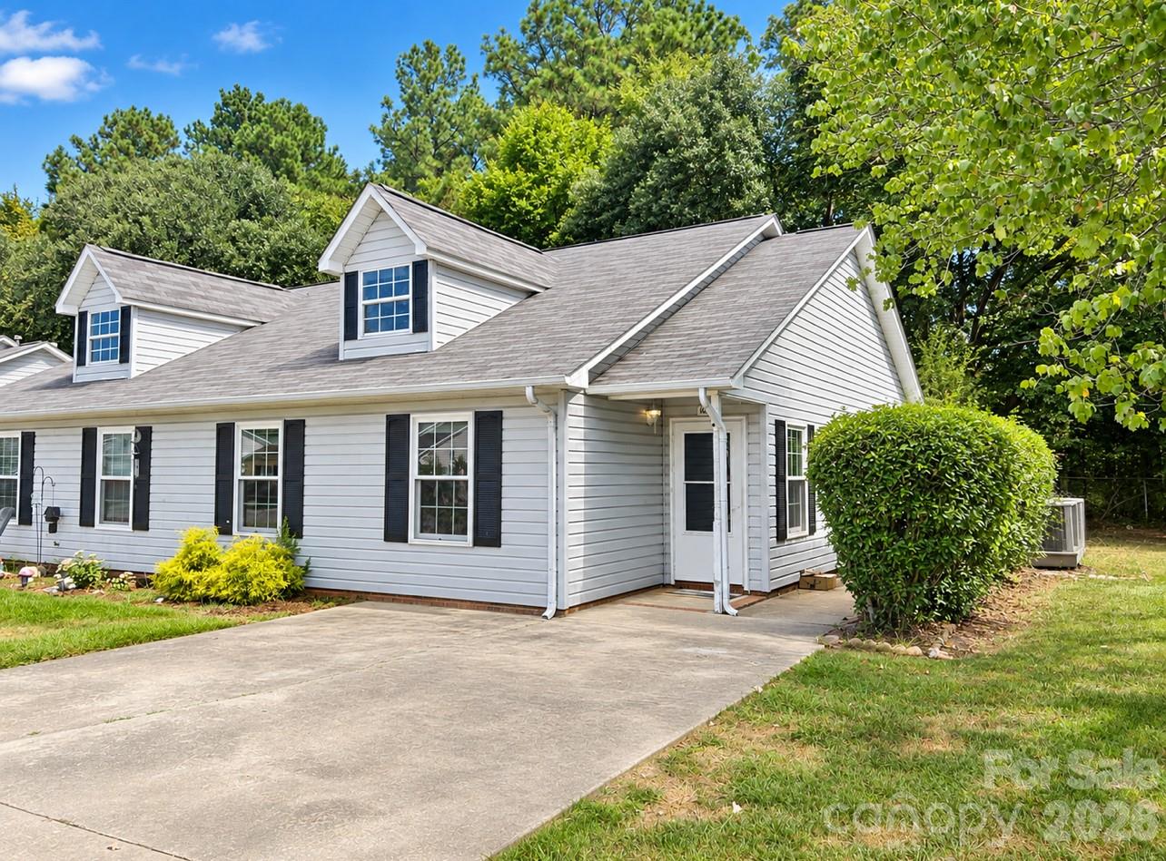 1062 Farm Pond Lane Property Photo 2
