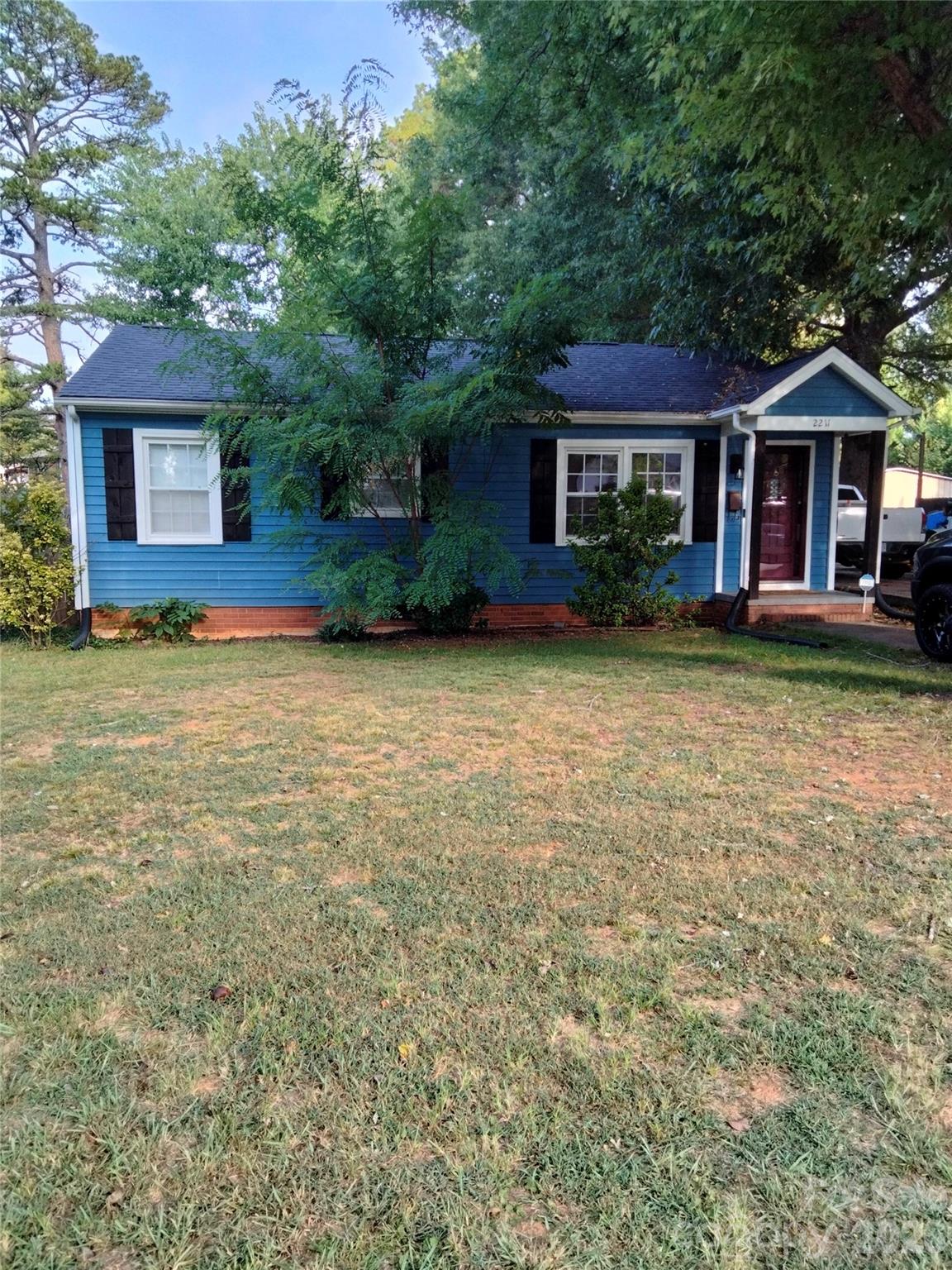 2211 Lee Street Property Photo 1