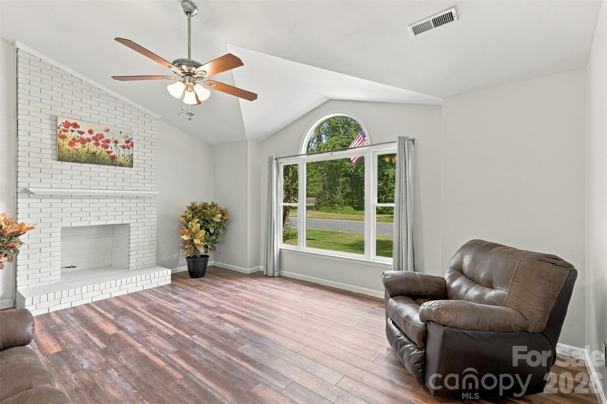 3000 Faircroft Way Property Photo 5