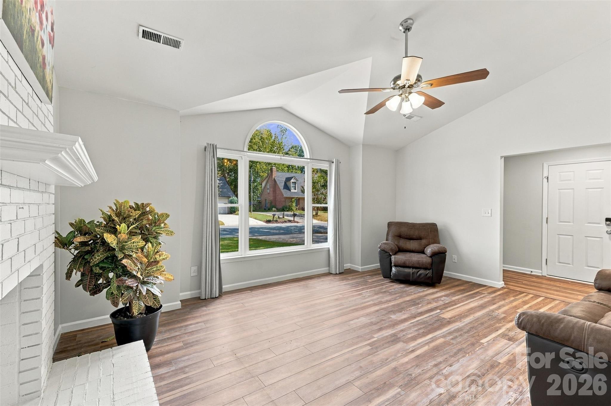 3000 Faircroft Way Property Photo 6