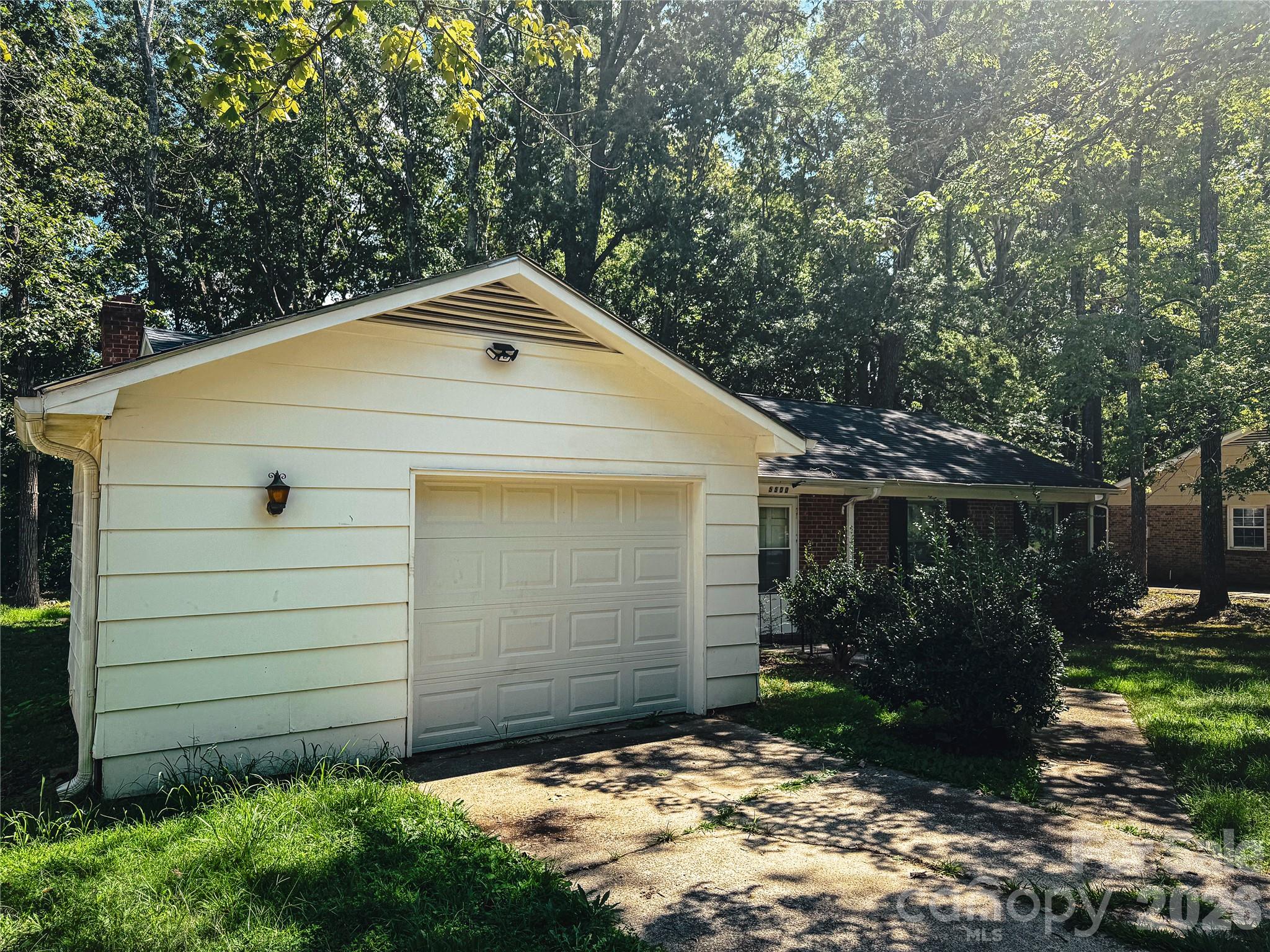 5500 Whippoorwill Street Property Photo 3