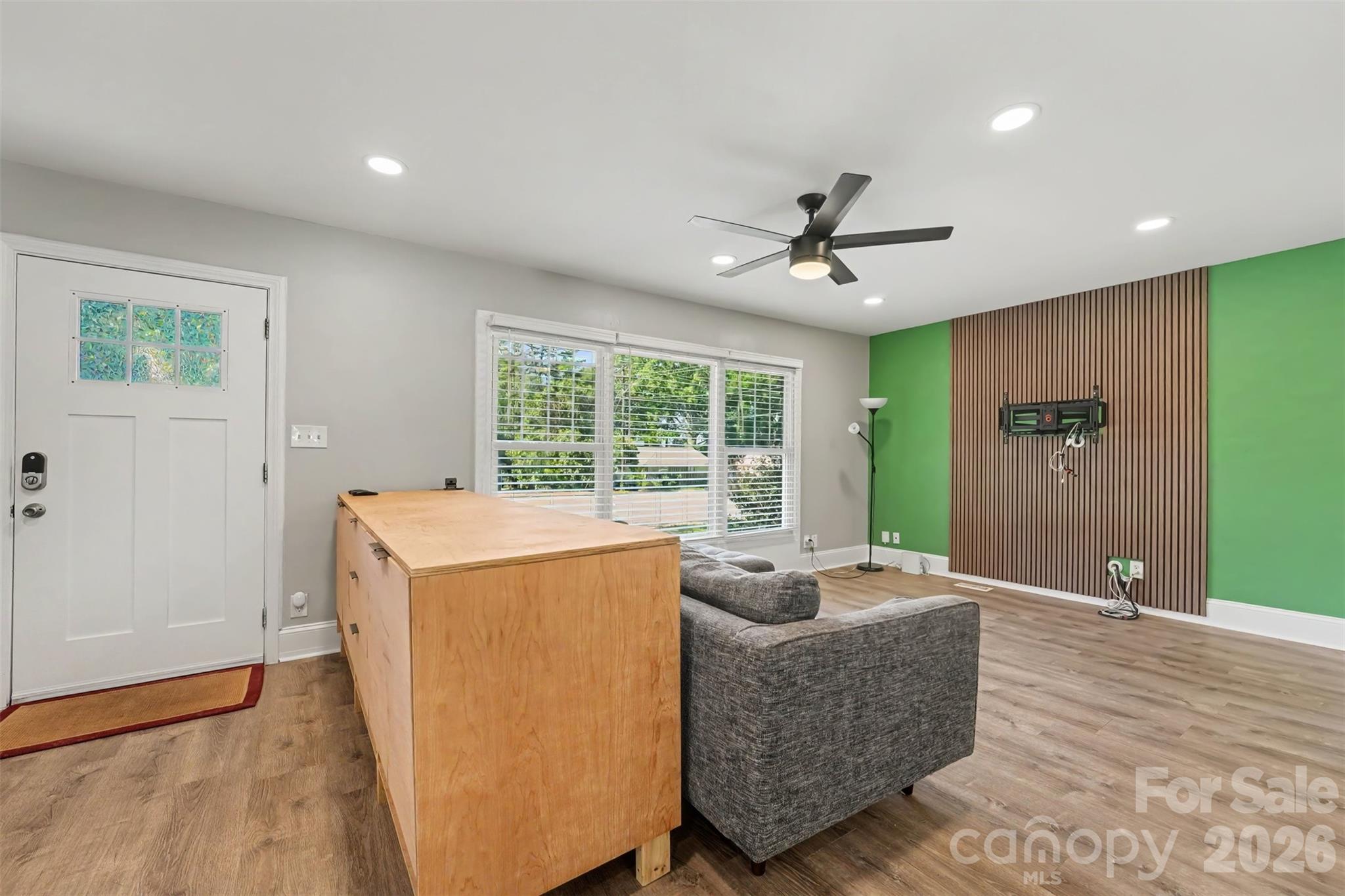 447 E Woodlawn Road Property Photo 3