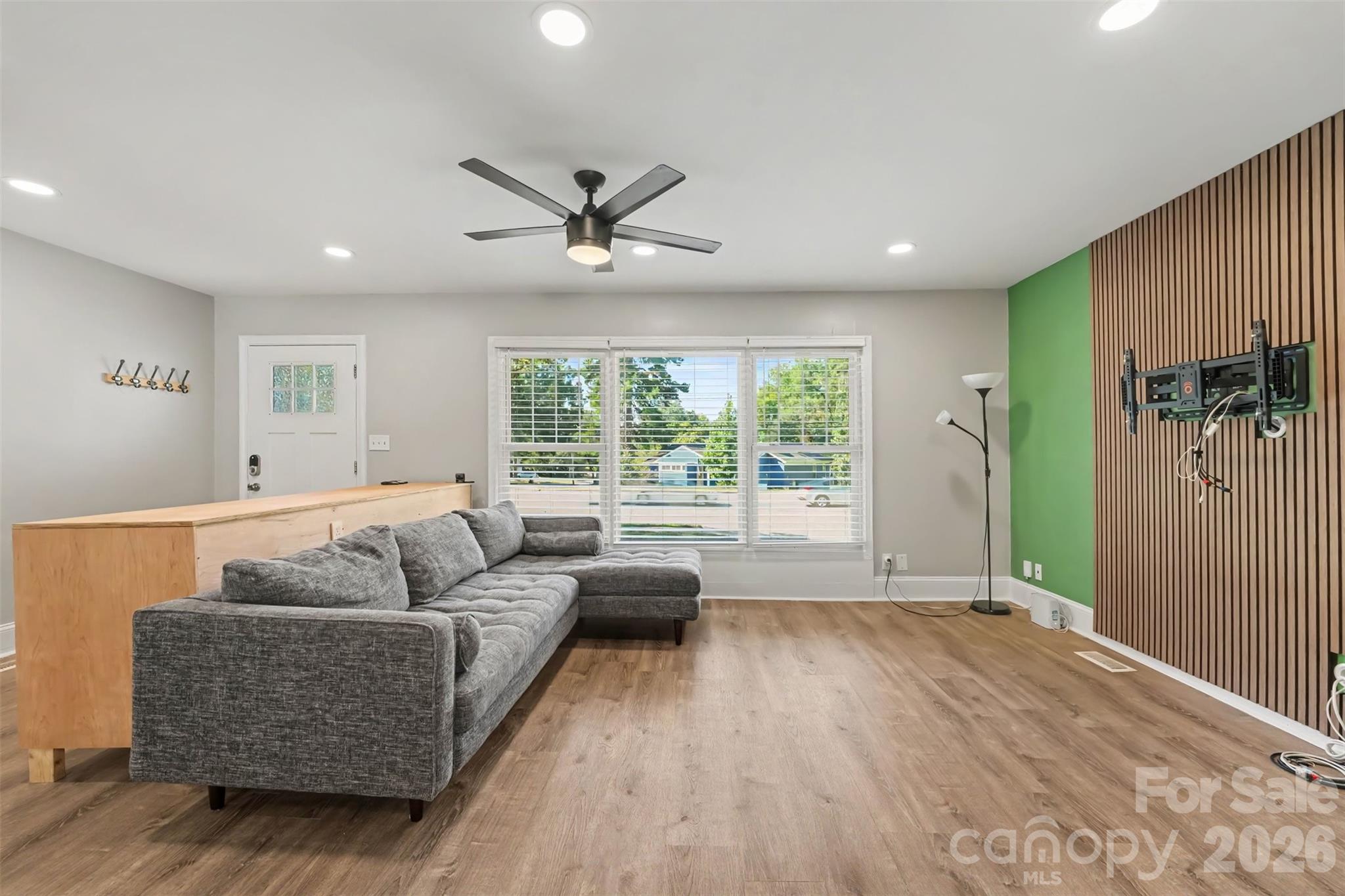 447 E Woodlawn Road Property Photo 4