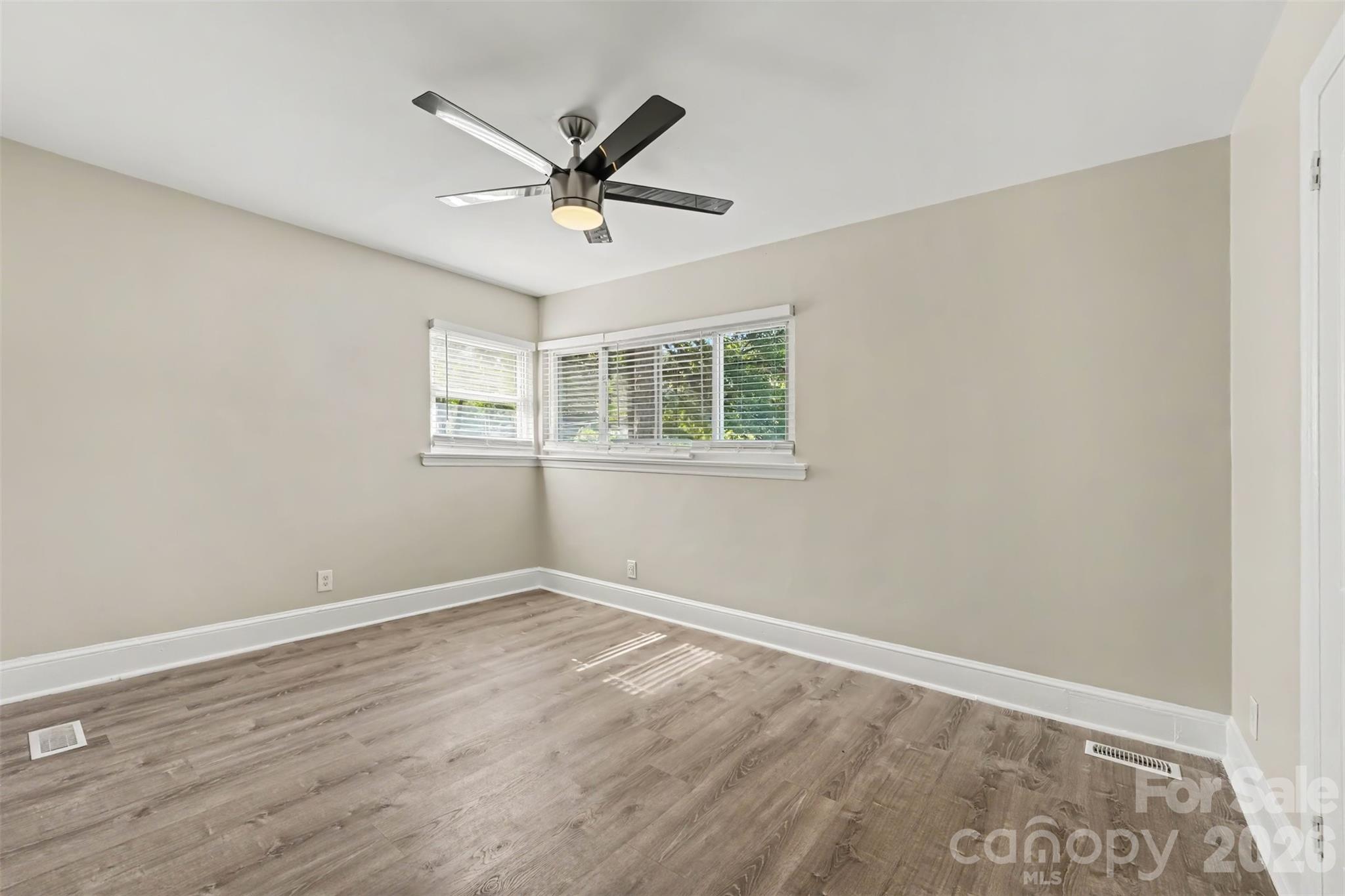 447 E Woodlawn Road Property Photo 9