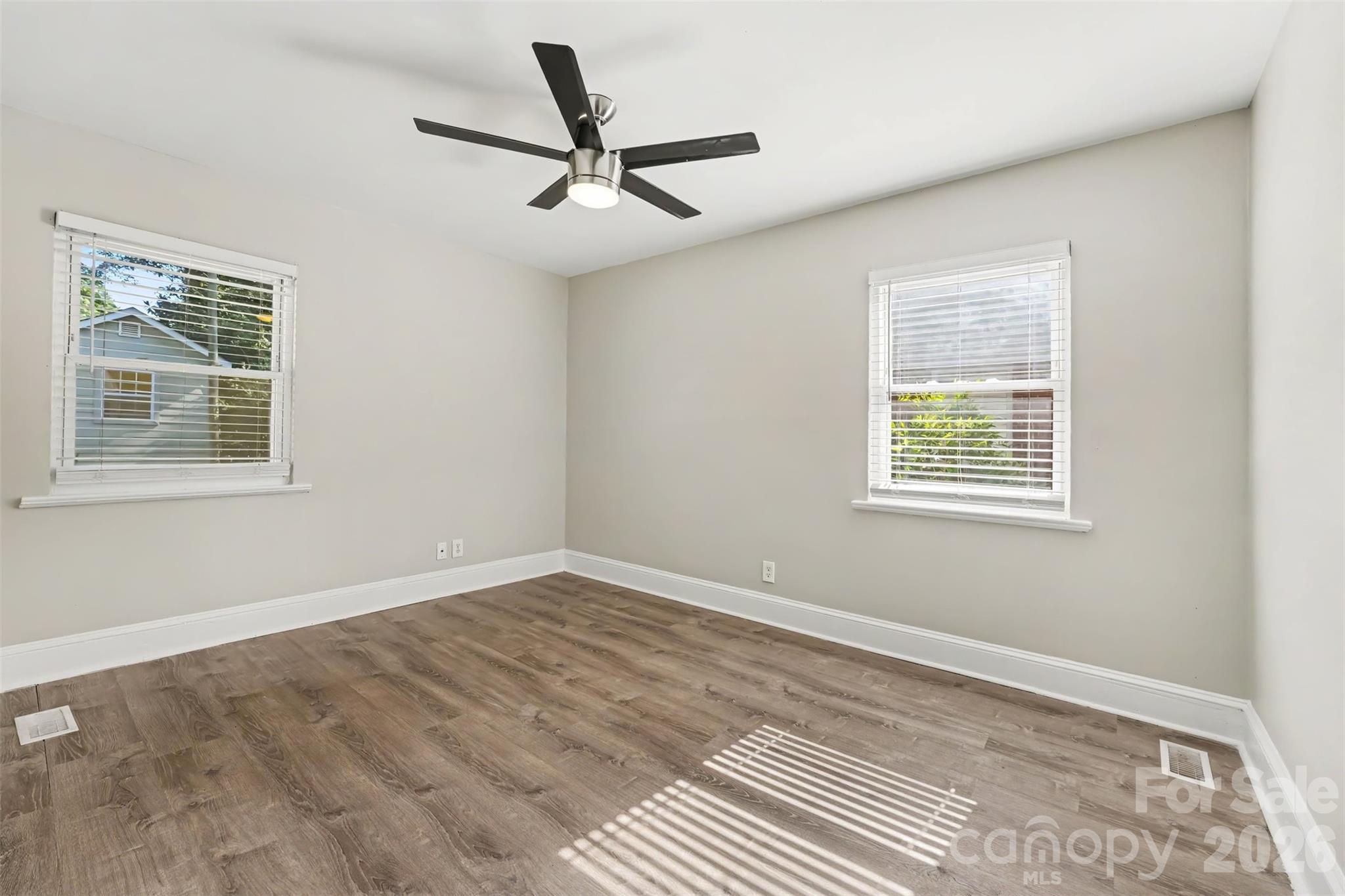 447 E Woodlawn Road Property Photo 11