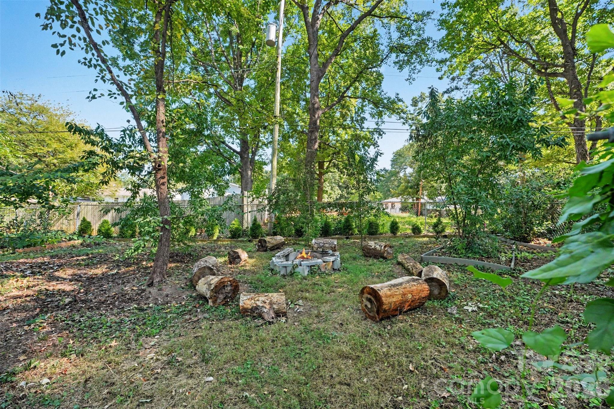 447 E Woodlawn Road Property Photo 14
