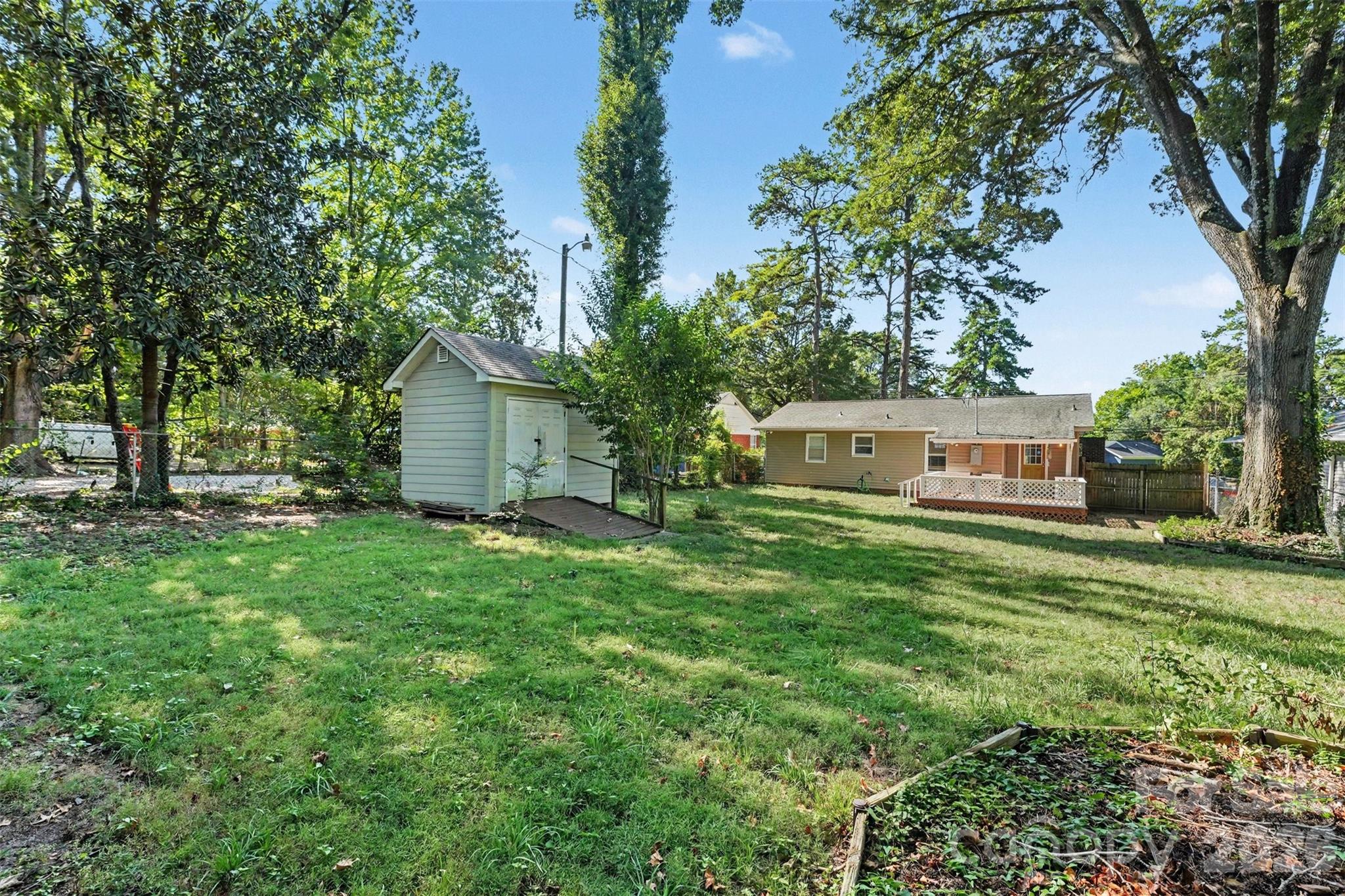 447 E Woodlawn Road Property Photo 15