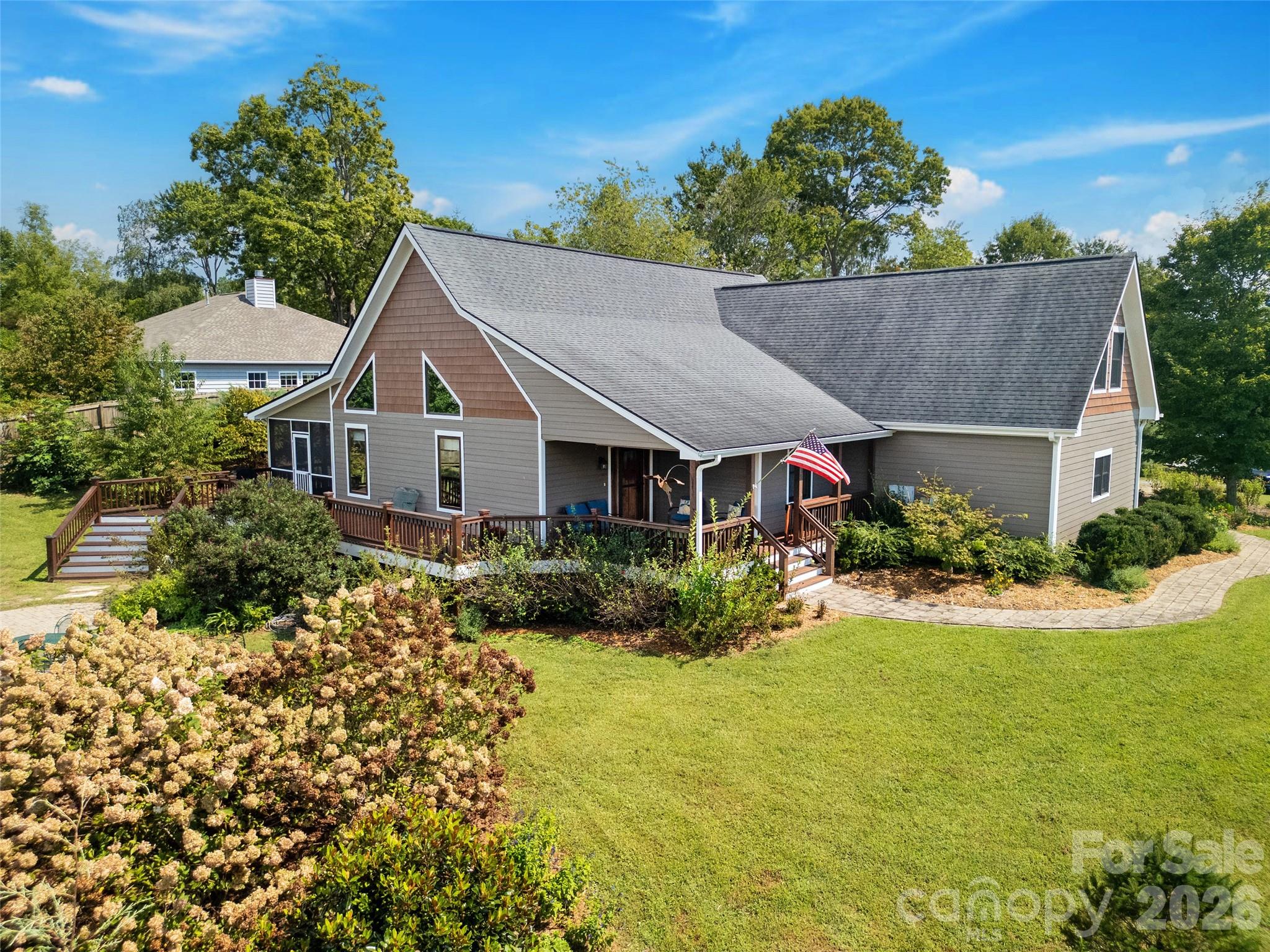 90 S Oaklawn Avenue Property Photo 1