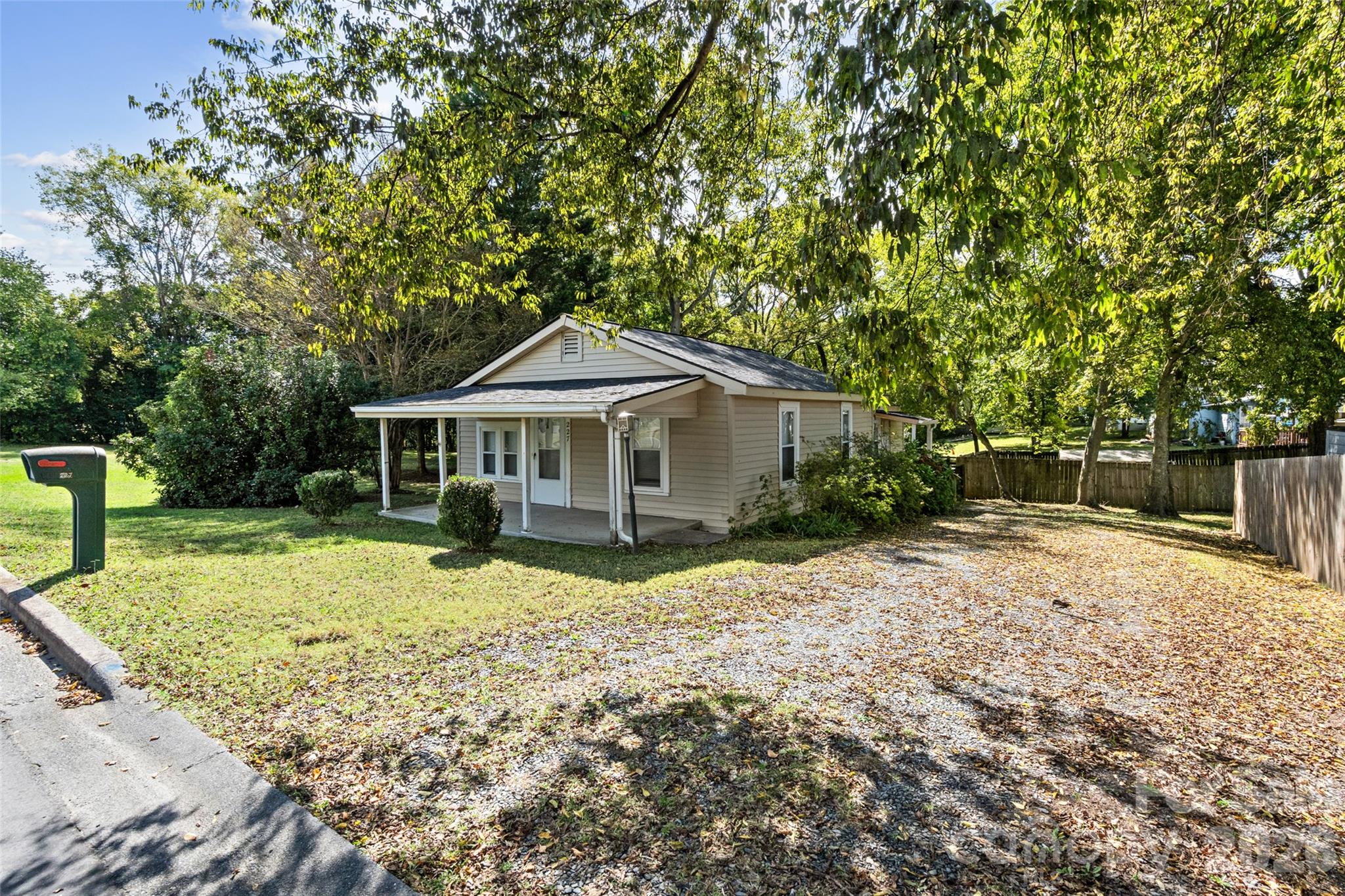 227 Lowry Street Property Photo 3