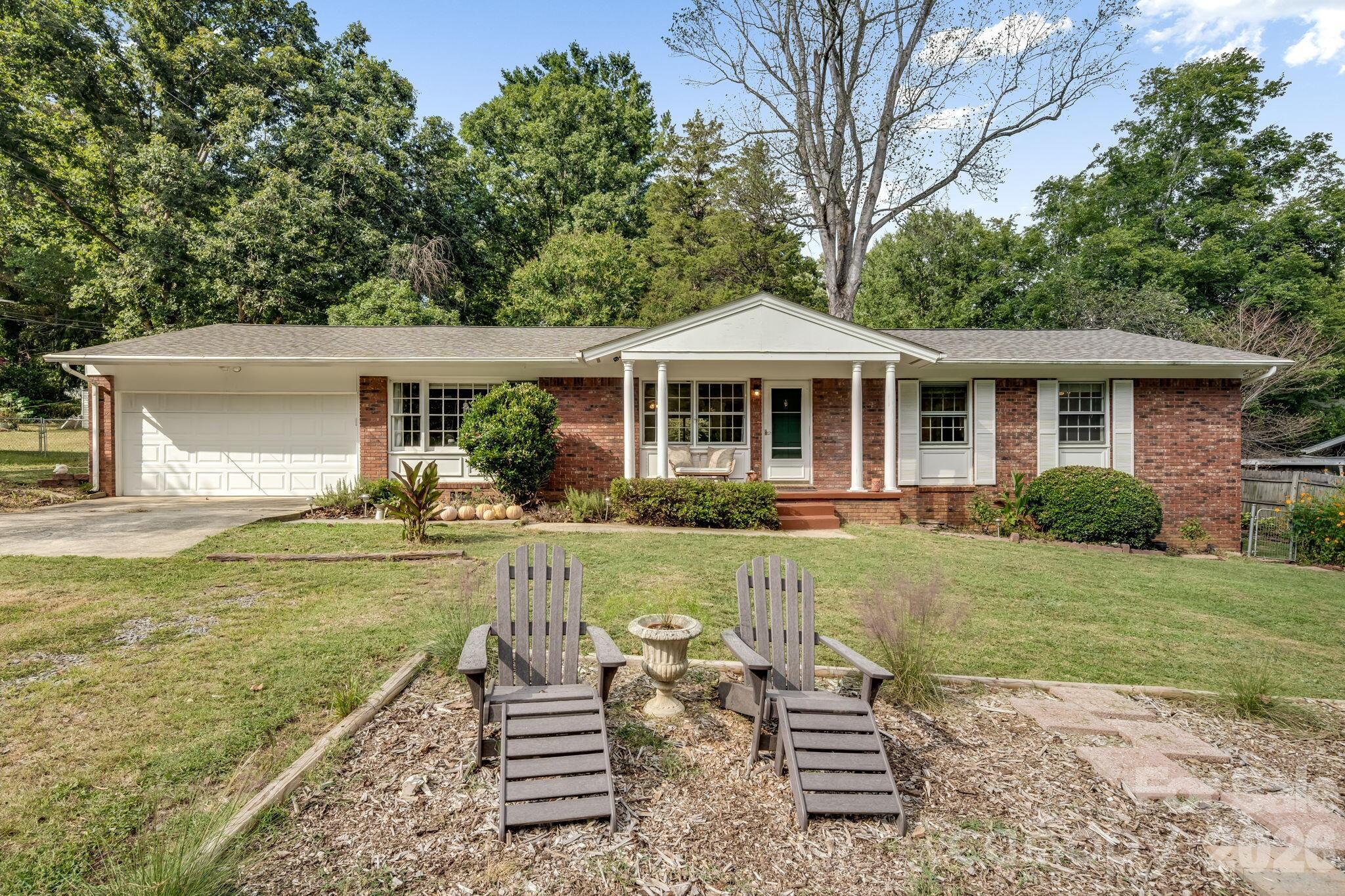 5 W Maple Drive Property Photo 1