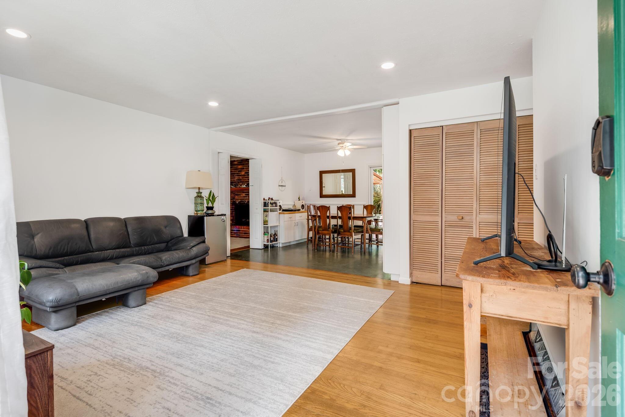 5 W Maple Drive Property Photo 14
