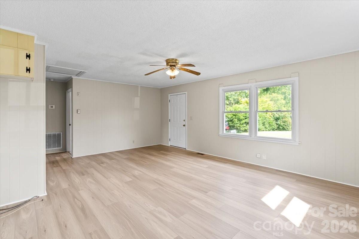 417 W Buckoak Street Property Photo 6