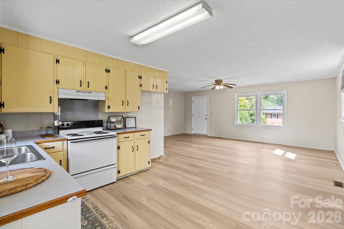 417 W Buckoak Street Property Photo 8