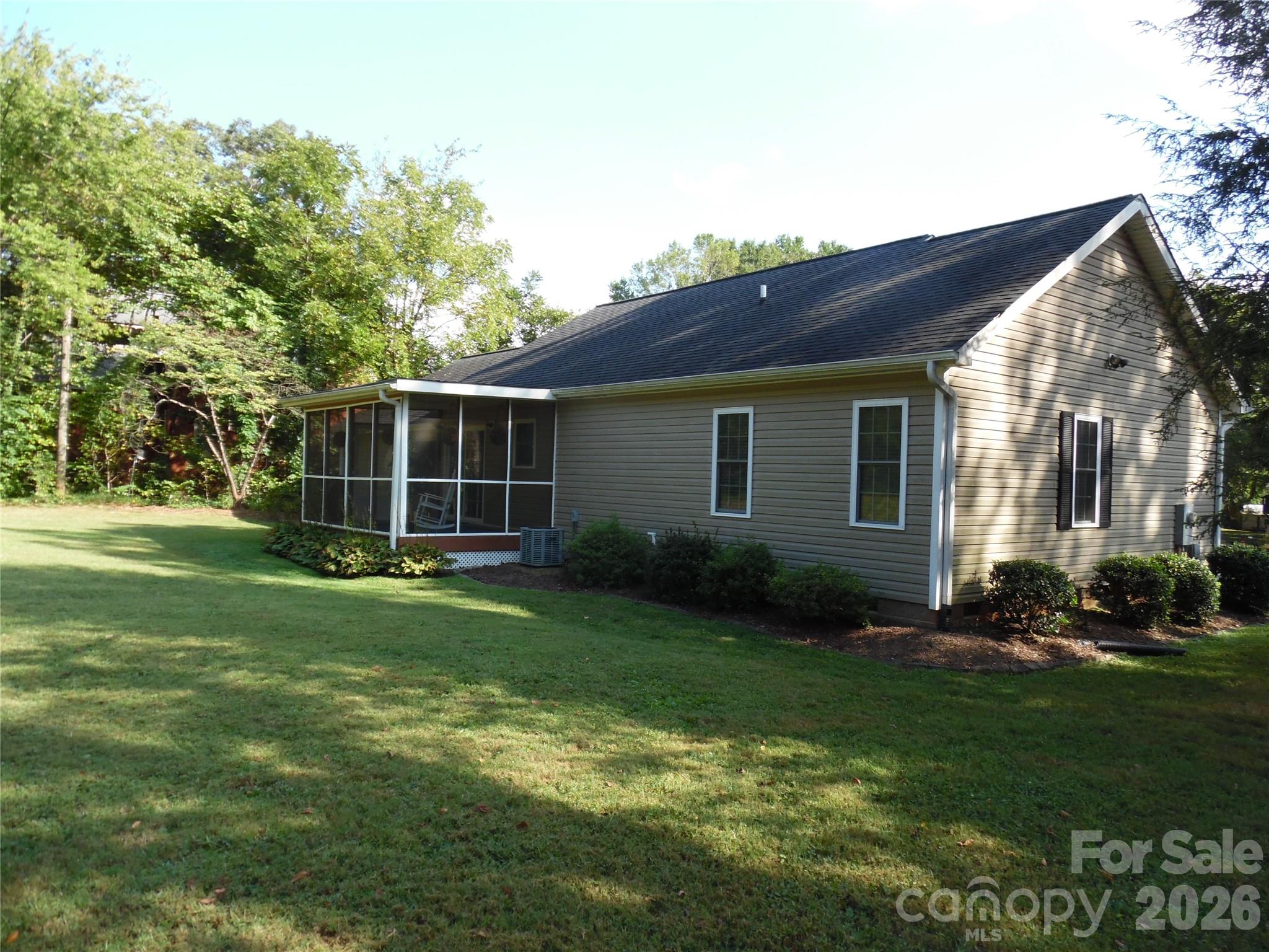 216 W 7th Street Property Photo 6