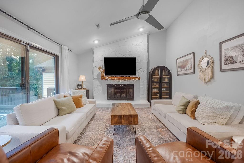 3525 Windbluff Drive Property Photo 7