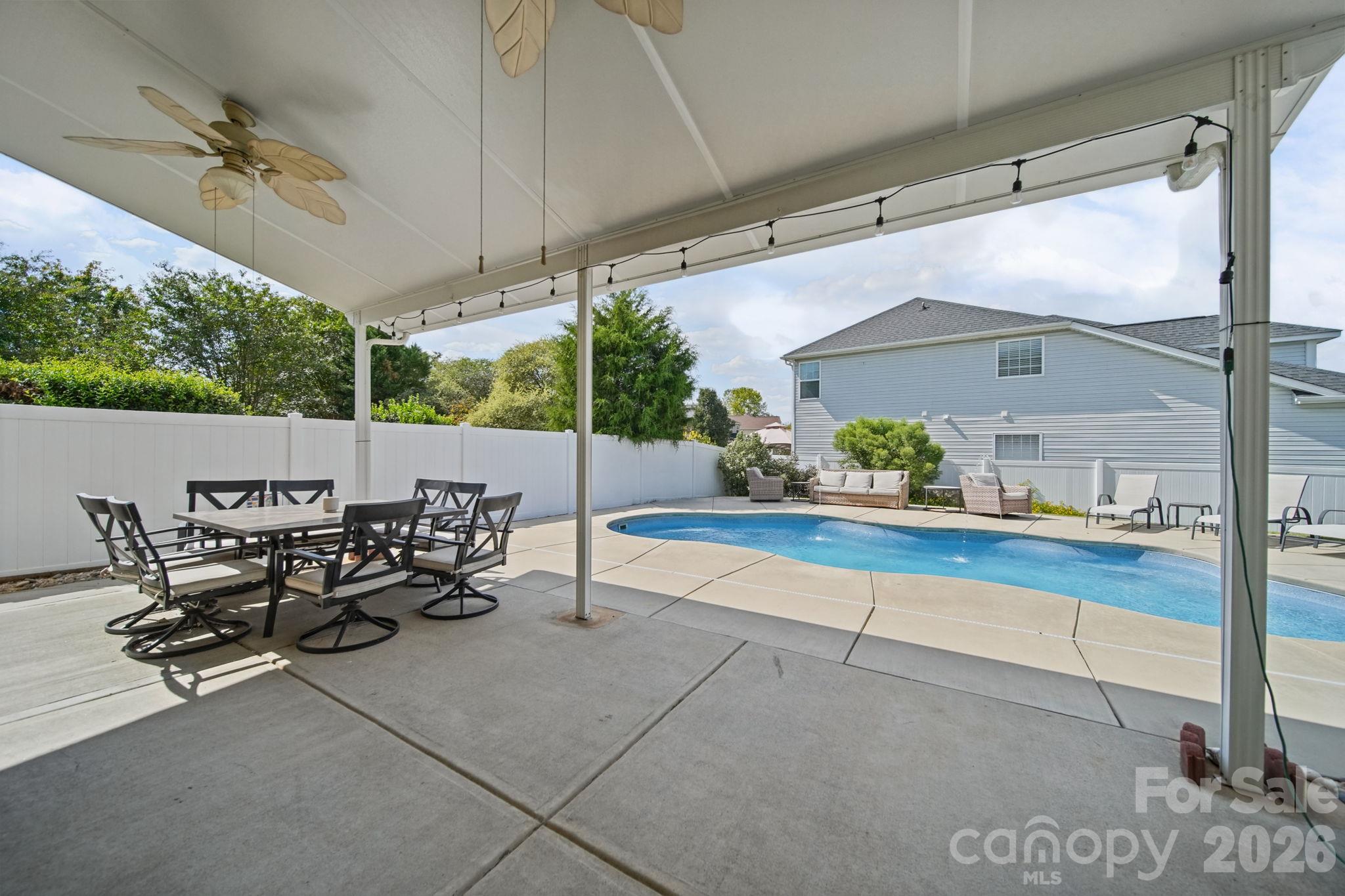 3604 Grovecreek Pond Drive Property Photo 5