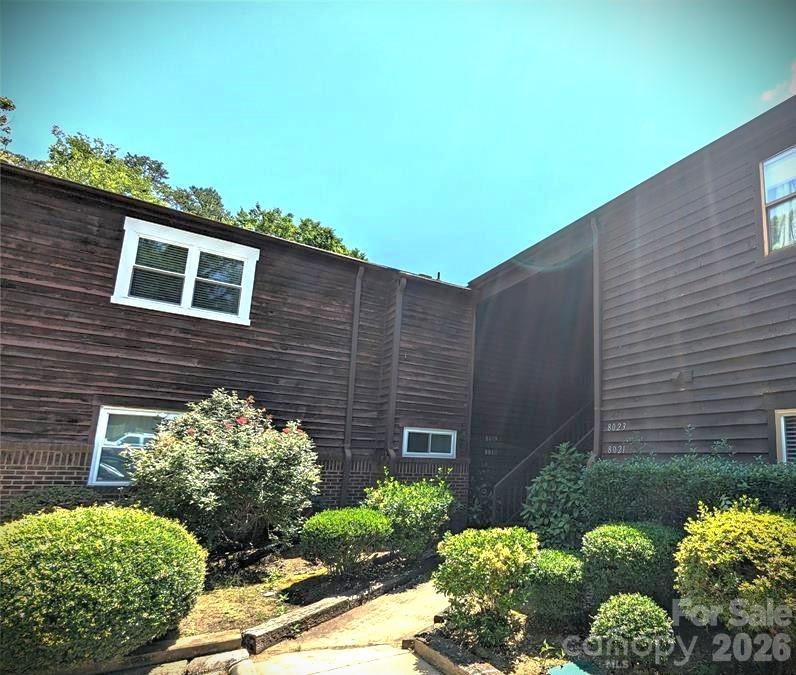 8021 Cedar Glen Drive Property Photo 1