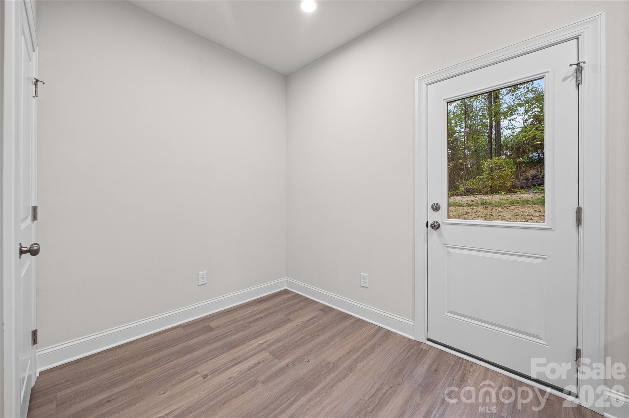 610 W Lewis Street Property Photo 13