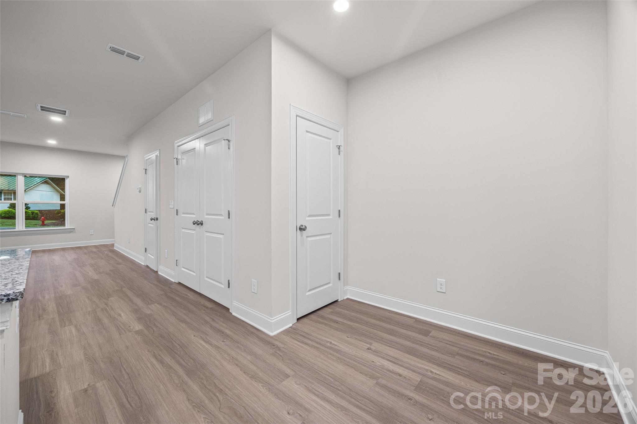 610 W Lewis Street Property Photo 14