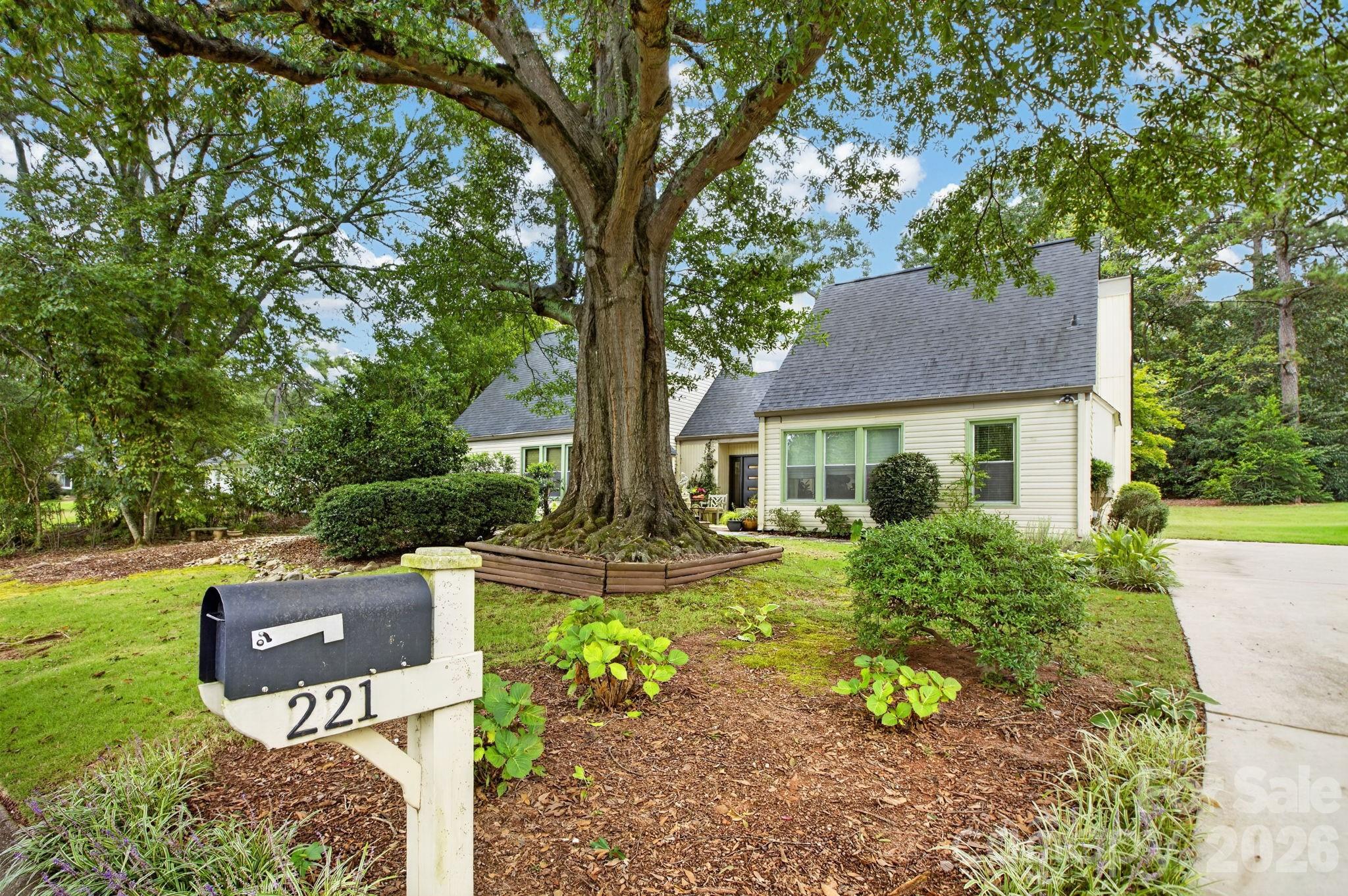 221 Saratoga Drive Property Photo 1