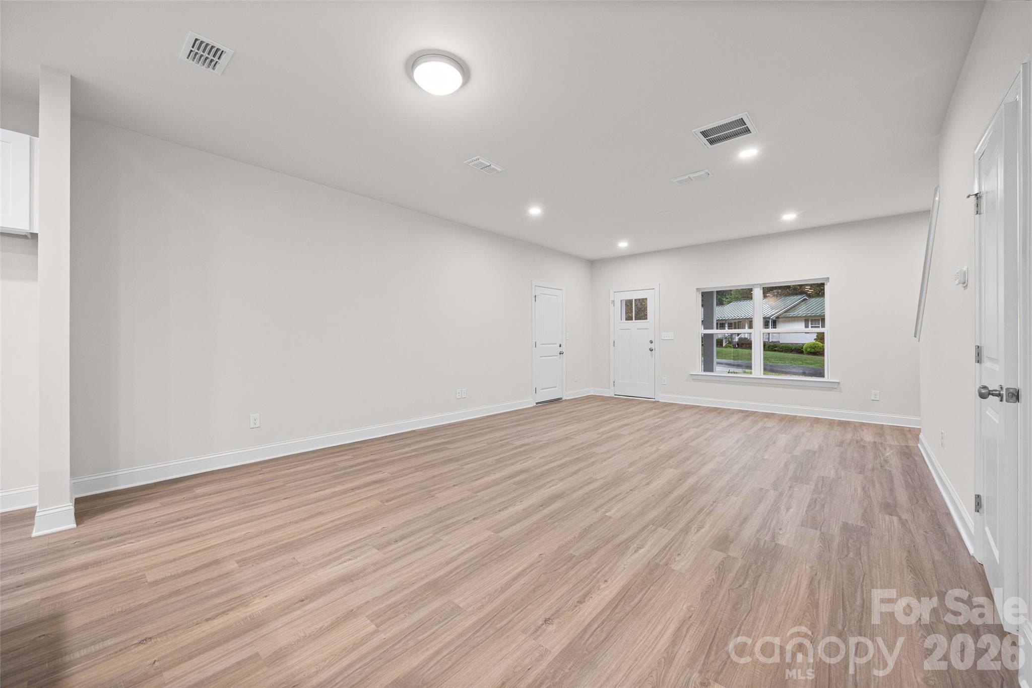 608 W Lewis Street Property Photo 8