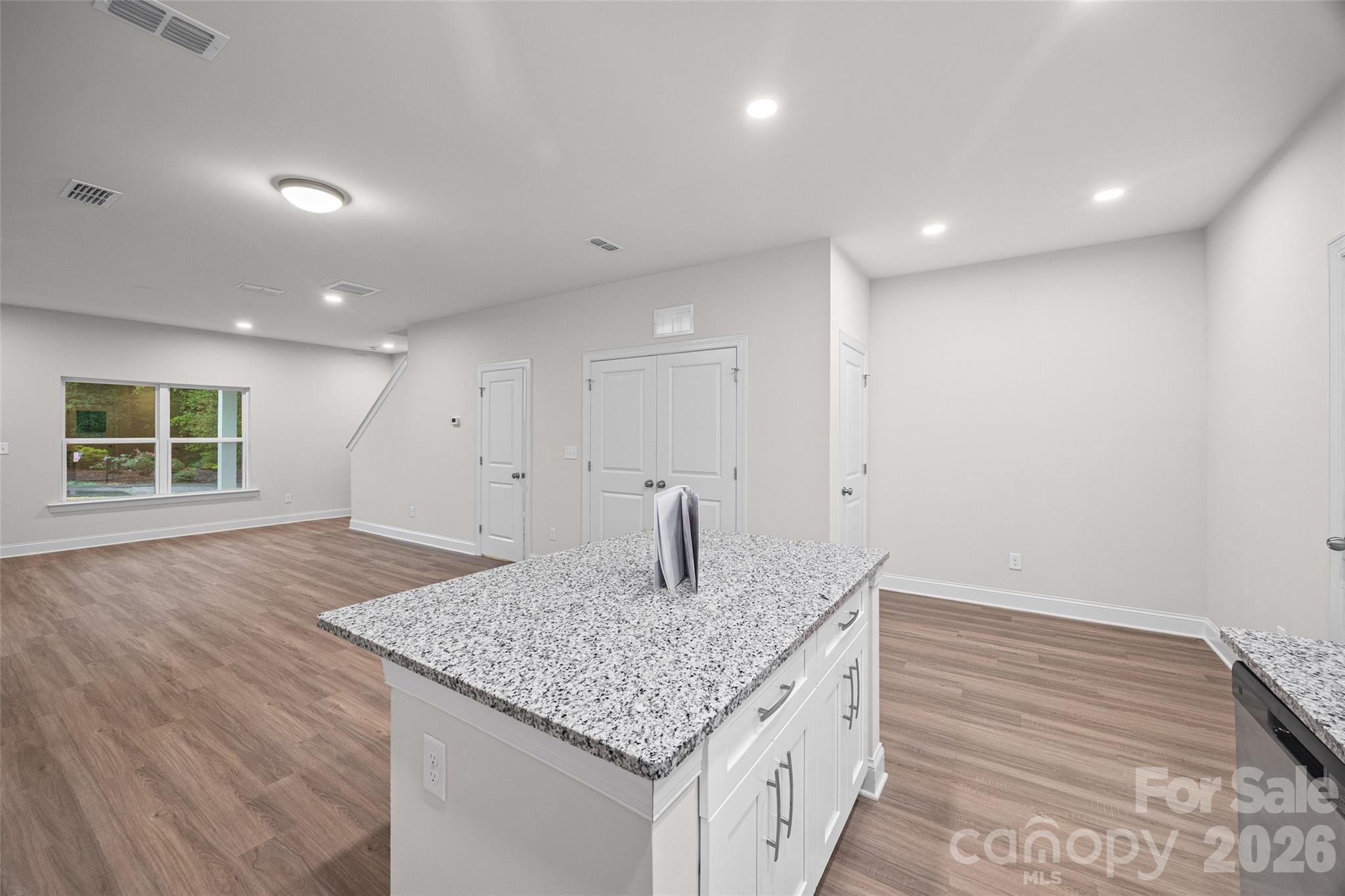 608 W Lewis Street Property Photo 12