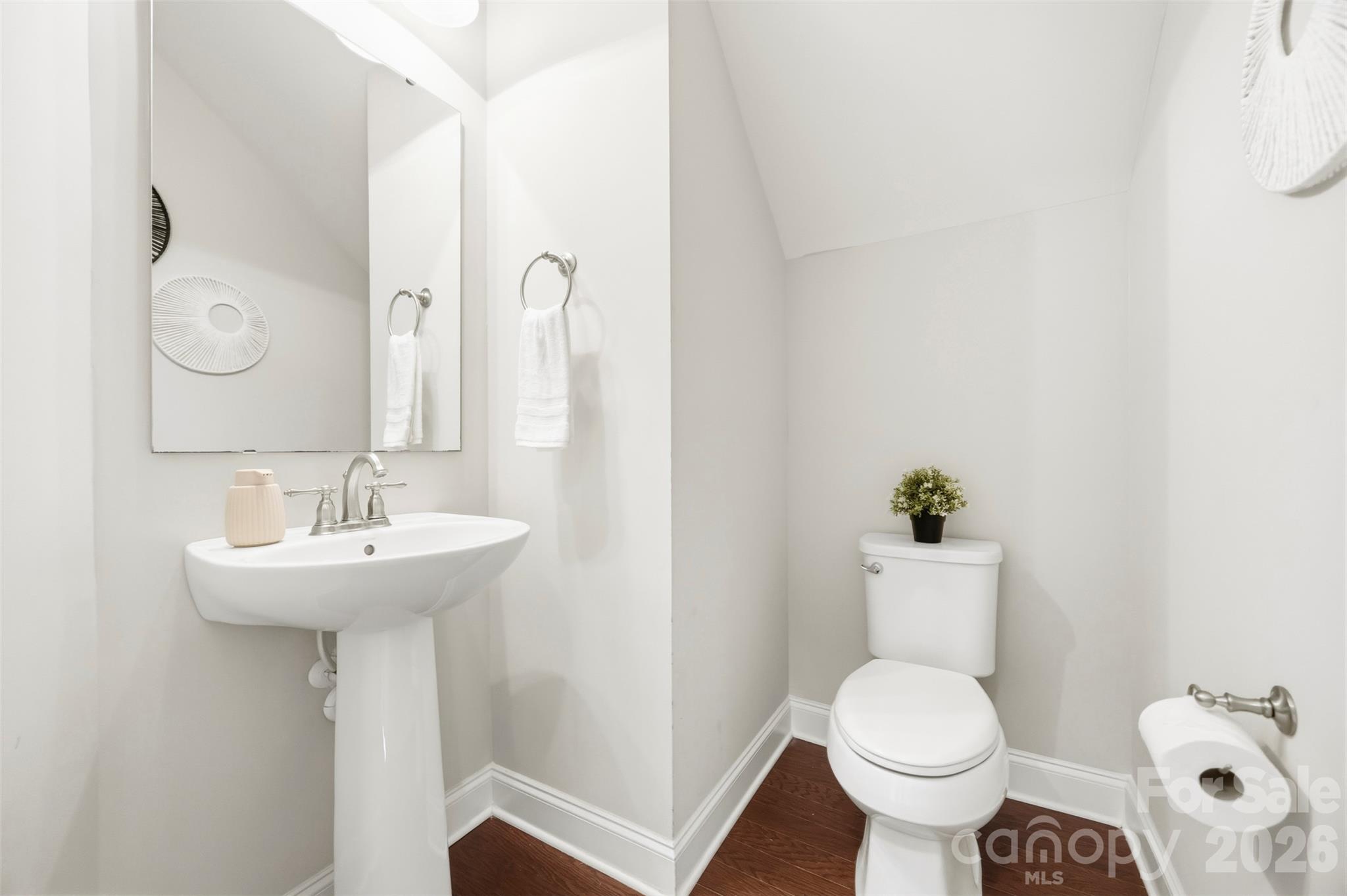 1124 Golden Gate Court Property Photo 9