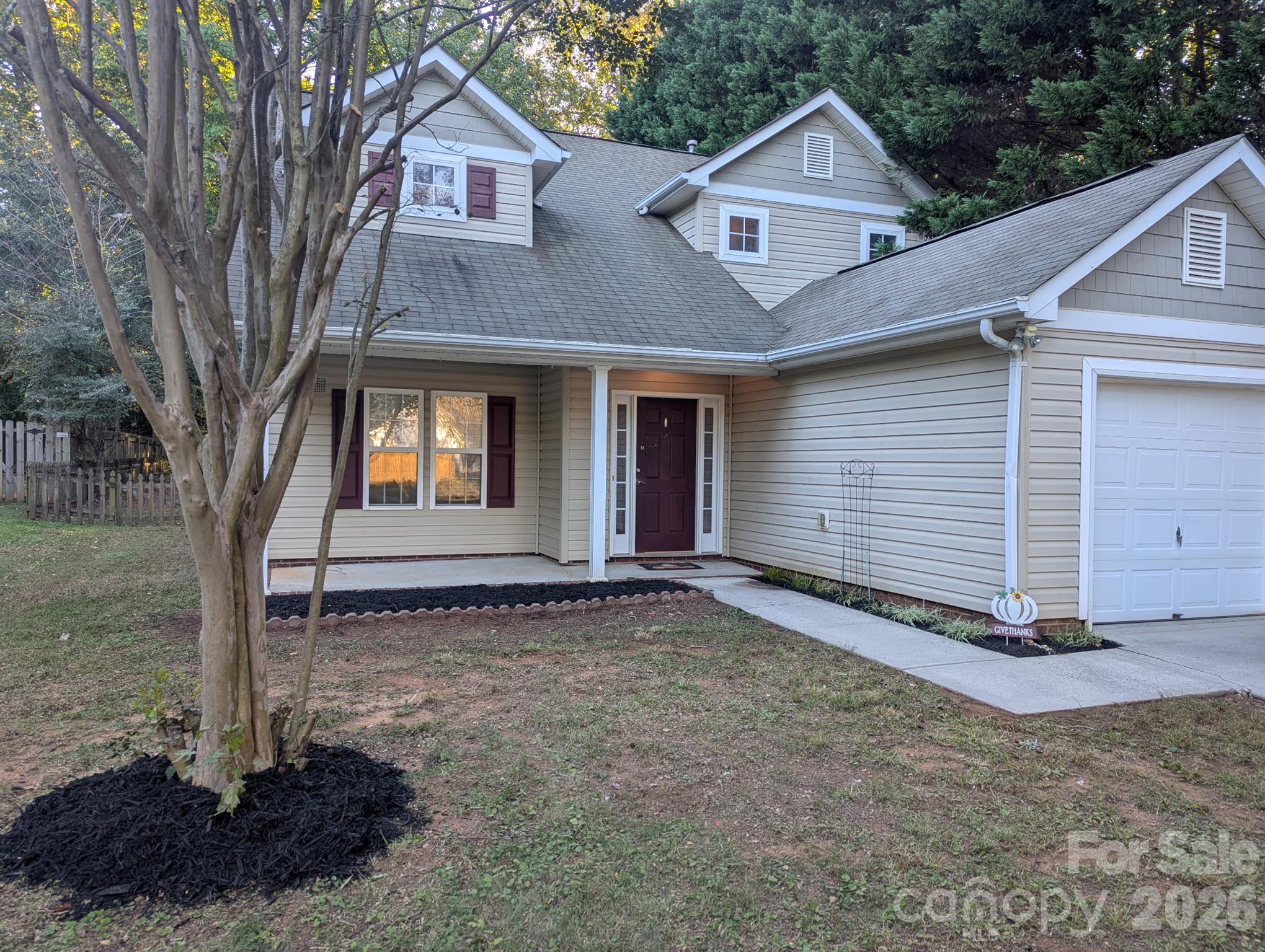2320 Chantilly Court Property Photo 2