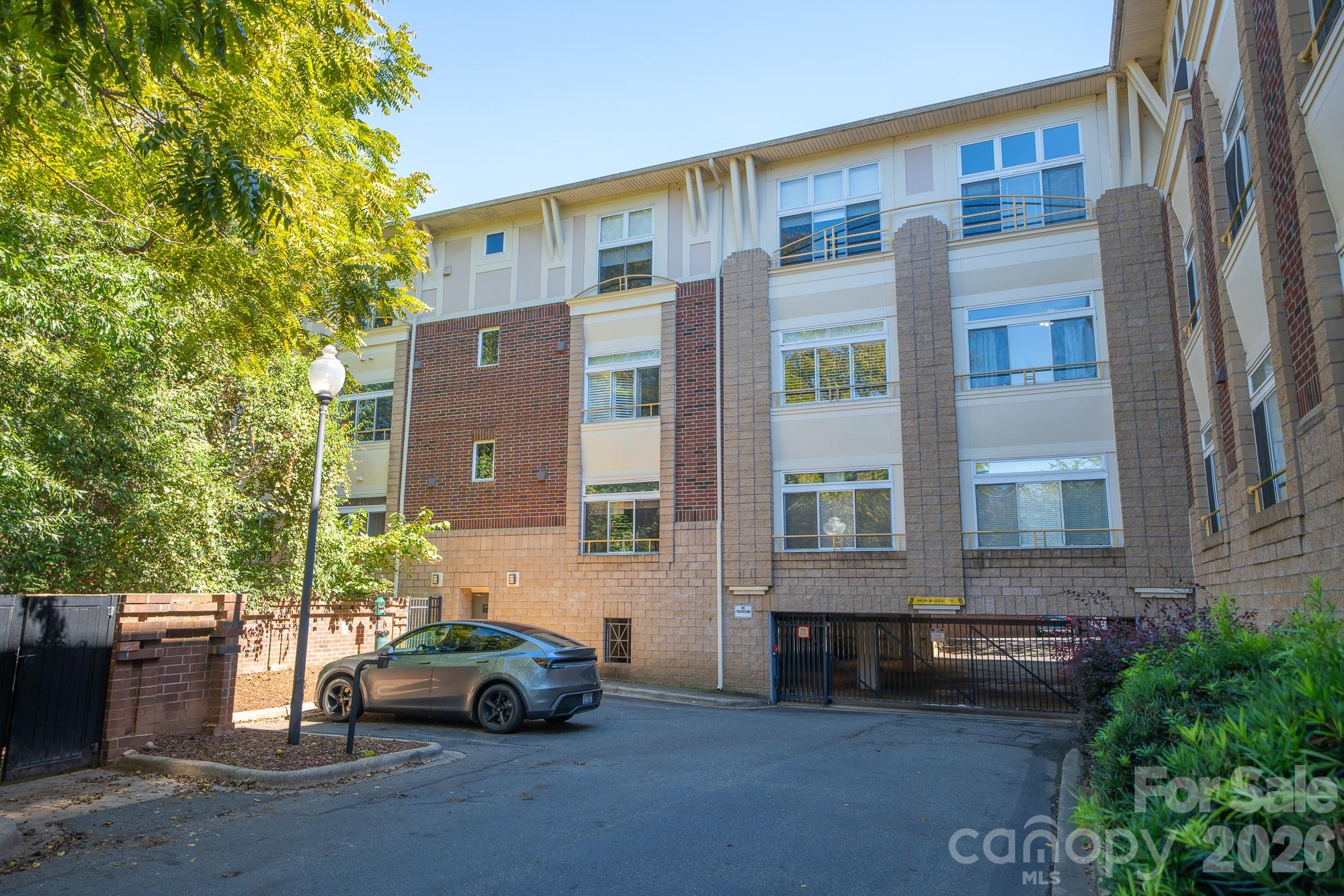 404 N Laurel Avenue Property Photo 2