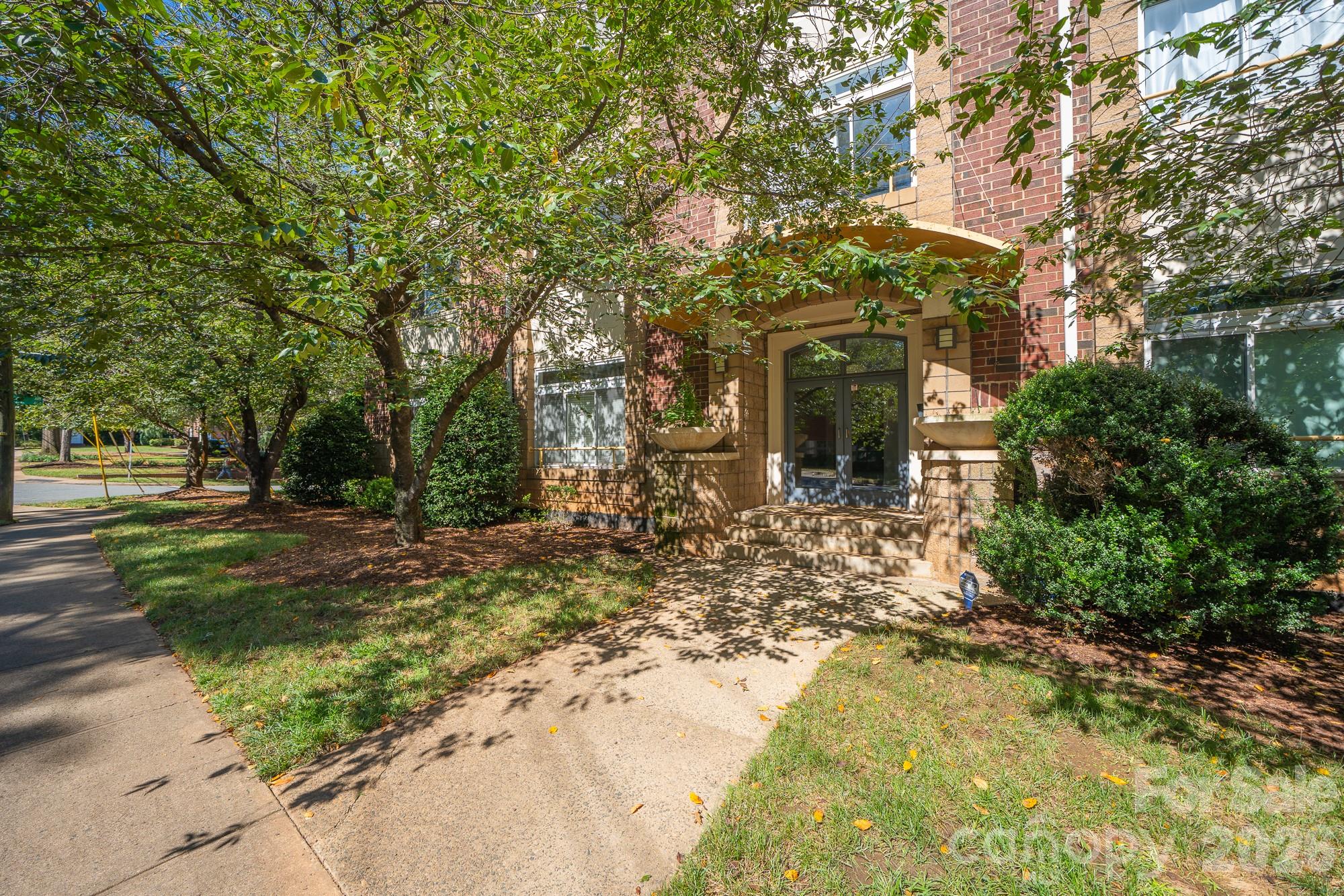 404 N Laurel Avenue Property Photo 3