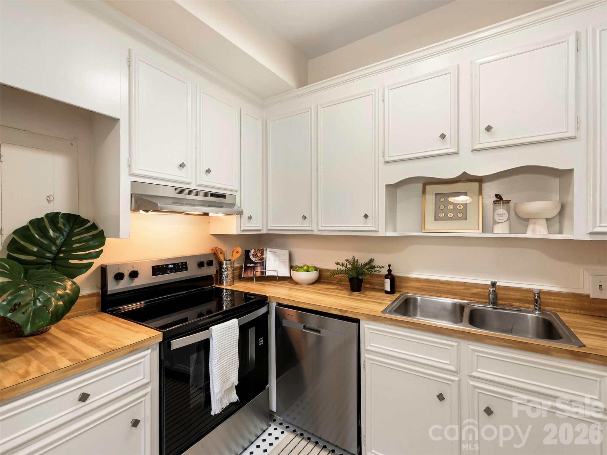 301 W 10th Street 107 Property Photo 6