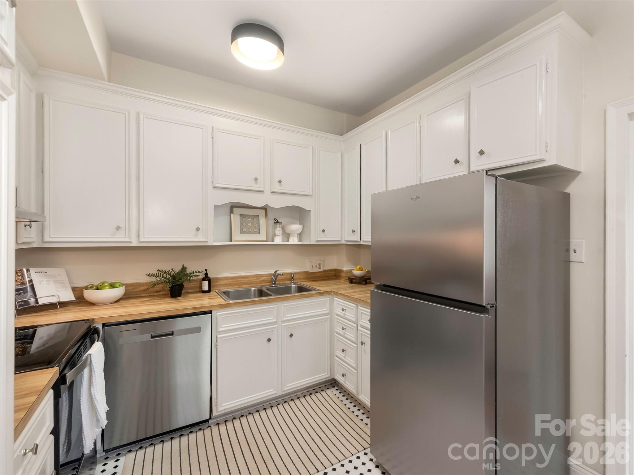 301 W 10th Street 107 Property Photo 8