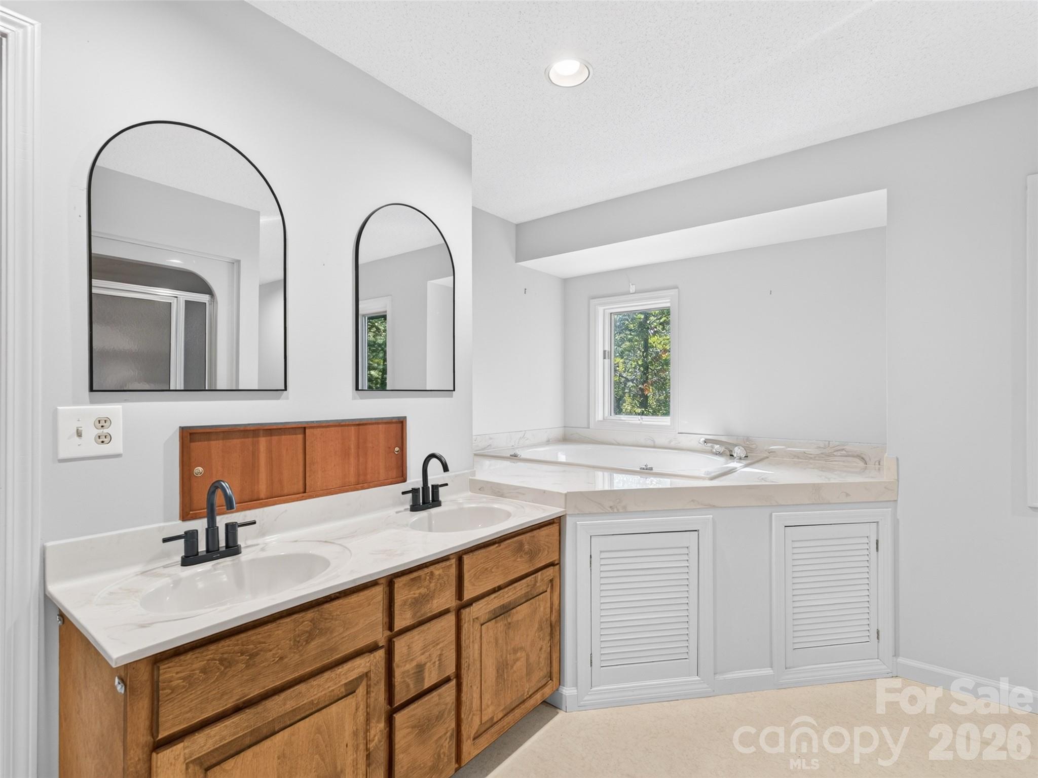 172 Clock Crest Drive Property Photo 28
