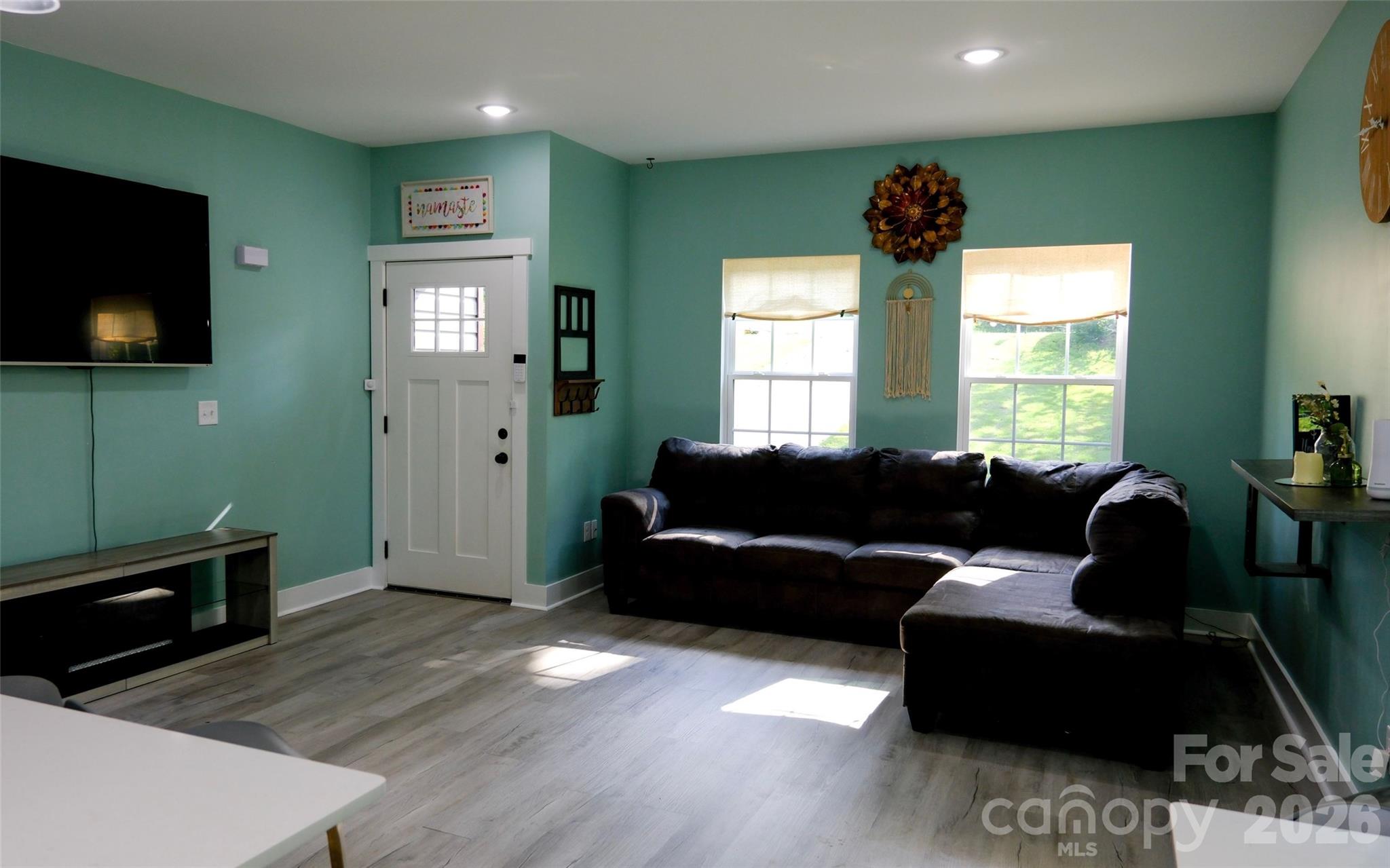 524 Asbury Drive Property Photo 9